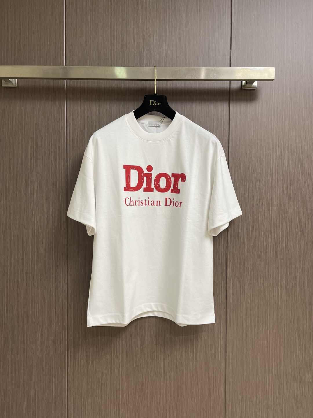 NO:848738,Dior 2026SS new graffiti pattern round neck short-sleeved T-shirt for spring and summer, pure cotton fabric, soft upper body, comfortable and breathable, full of texture!  Fine workmanship!  Decorated with hand-painted graffiti patterns and the Dior logo embellished the body. Classic round neck cut. Classic and versatile, can be matched with items in various seasons. The body printing technology has long been unparalleled in high-end texture, the upper body is super handsome and stylish, the solid color body and the Dior logo bring a high-recognition experience. Sizes S-XXL S size bust 112 shoulder width 56 length 70 M size bust 116 shoulder width 57 length 72 L size bust  Shoulder width 58, length 7419860909Dior 2026SS春夏新款涂鸦图案圆领短袖T恤,纯棉面料,上身柔软,舒适透气,质感十足！做工精细！饰以手绘涂鸦 图案,dior字母标识点缀衣身.经典圆领剪裁.经典百搭,可与各季节单品搭配.衣身印花工艺早就无与伦比的高级质感,上身超级帅气有型,纯色衣身与dior 标识带来高辨识度体验.尺码S-XXL S码 胸围112 肩宽56 衣长70 M码胸围116 肩宽57 衣长72 L码 胸围 肩宽58 衣长74 XL码胸围124 肩宽59 衣长76 XXL码 胸围128 肩宽60 衣长78,,dior,T-shirt,tees，t-shirt,,Men's clothing