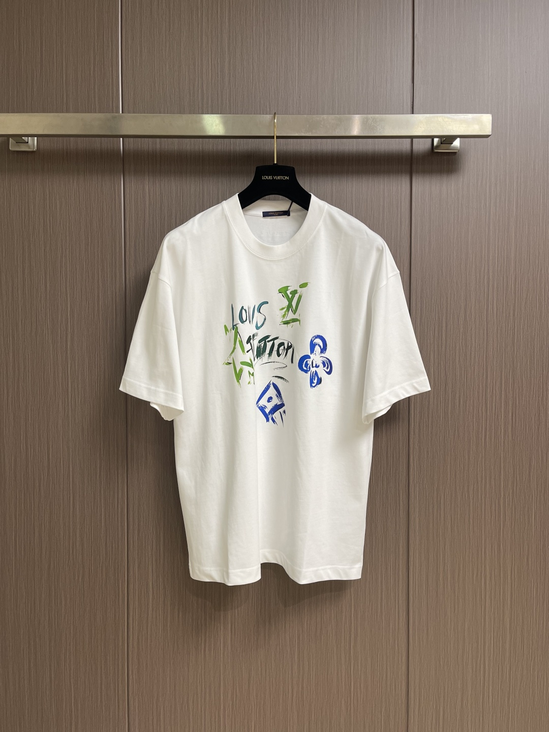 NO:848740,LV 2026SS limited new graffiti logo printed short-sleeved T-shirt, basic simple and versatile style, the fabric is made of high-weight knitted cotton fabric, soft and solid, perfect texture, sharp contrast, as always loose version, easy for boys and girls to control, same style for men and women. Sizes S-XXL S size bust 108 shoulder width 54 length 71 M size bust 112 shoulder width 56 length 73 L size  Bust 116, shoulder width 58, dress length 75, XL size, chest size, shoulder width 60, dress length 77, XXL size, chest size 124, shoulder width 62, dress length 79,, louis vuitton, T-shirt, tees, t-shirt,19860909LV 2026SS 限定新品涂鸦logo印花短袖T恤,基础简约百搭款式,面料采用是高克重的针织棉布料,柔软扎实,质感满分,对比鲜明,一如既往的宽松版型,男生女生轻松上身驾驭,男女同款.尺码S-XXL S码 胸围108 肩宽54 衣长71 M码胸围112肩宽56 衣长73 L码 胸围116肩宽58 衣长75 XL码胸围肩宽60 衣长77 XXL码 胸围124 肩宽62 衣长79,,louis vuitton,T-shirt,tees，t-shirt,,Men's clothing