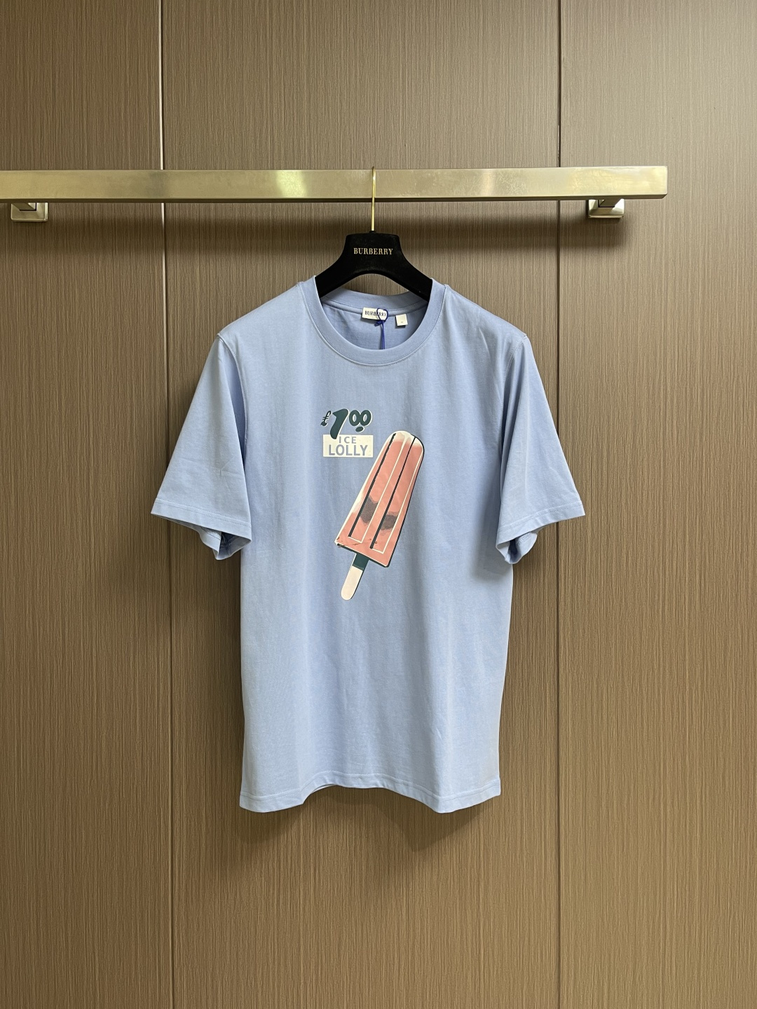 NO:848768,Burberry  The fun ice cream printed casual short-sleeved T-shirt is made of customized high-count combed cotton fabric. The texture is soft and skin-friendly, with a delicate and smooth touch. It has excellent breathability and drape. The upper body is light and pressure-free, and it is not easy to deform and pill after long-term wear. The front of the body uses fun ice cream printing technology. The colors are bright and saturated, and the pattern is clear and three-dimensional. It is matched with creative letter elements to break the monotony of solid colors. It is a simple version.  The style injects a lively summer atmosphere; the round neck design is neat and stylish, and the neckline has been tested many times after washing, so it is not easy to deform and loosen, and fits the neck line; the loose shoulder cut is not flattering, and is extremely tolerant to various body shapes. It can be worn alone to create a refreshing summer feel, or can be worn inside to create a layered look, easily adapting to daily commuting, leisure travel and other diverse scenes. Sizes S-XL  S size bust 102 shoulder width 46 length 71 M size bust 106 shoulder width 47 length 72.5 L size bust 110 shoulder width 48 length 74 XL size bust 114 shoulder width 49 length 75.5,,burberry,T-shirt,tees,t-shirt,19860909Burberry 趣味雪糕印花休闲短袖T恤,采用定制高支精梳棉面料,质地柔软亲肤,触感细腻顺滑,兼具出色透气性与垂坠感,上身轻盈无压,久穿不易变形起球；衣身正面采用趣味雪糕印花工艺,色彩鲜亮饱和,图案清晰立体,搭配创意字母元素,打破纯色单调感,为简约版型注入活泼夏日氛围；圆领设计利落有型,领口经过多次洗水测试,不易变形松弛,贴合颈部线条；宽松落肩版型剪裁不挑身材,对各种身形都有极佳包容度,既能单穿打造清爽夏日感,也可内搭演绎叠穿造型,轻松适配日常通勤、休闲出游等多元场景.尺码S-XL S码 胸围102 肩宽46衣长71 M码胸围106 肩宽47 衣长72.5 L码 胸围110肩宽48衣长74 XL码胸围114肩宽49 衣长75.5,,burberry,T-shirt,tees，t-shirt,,Men's clothing