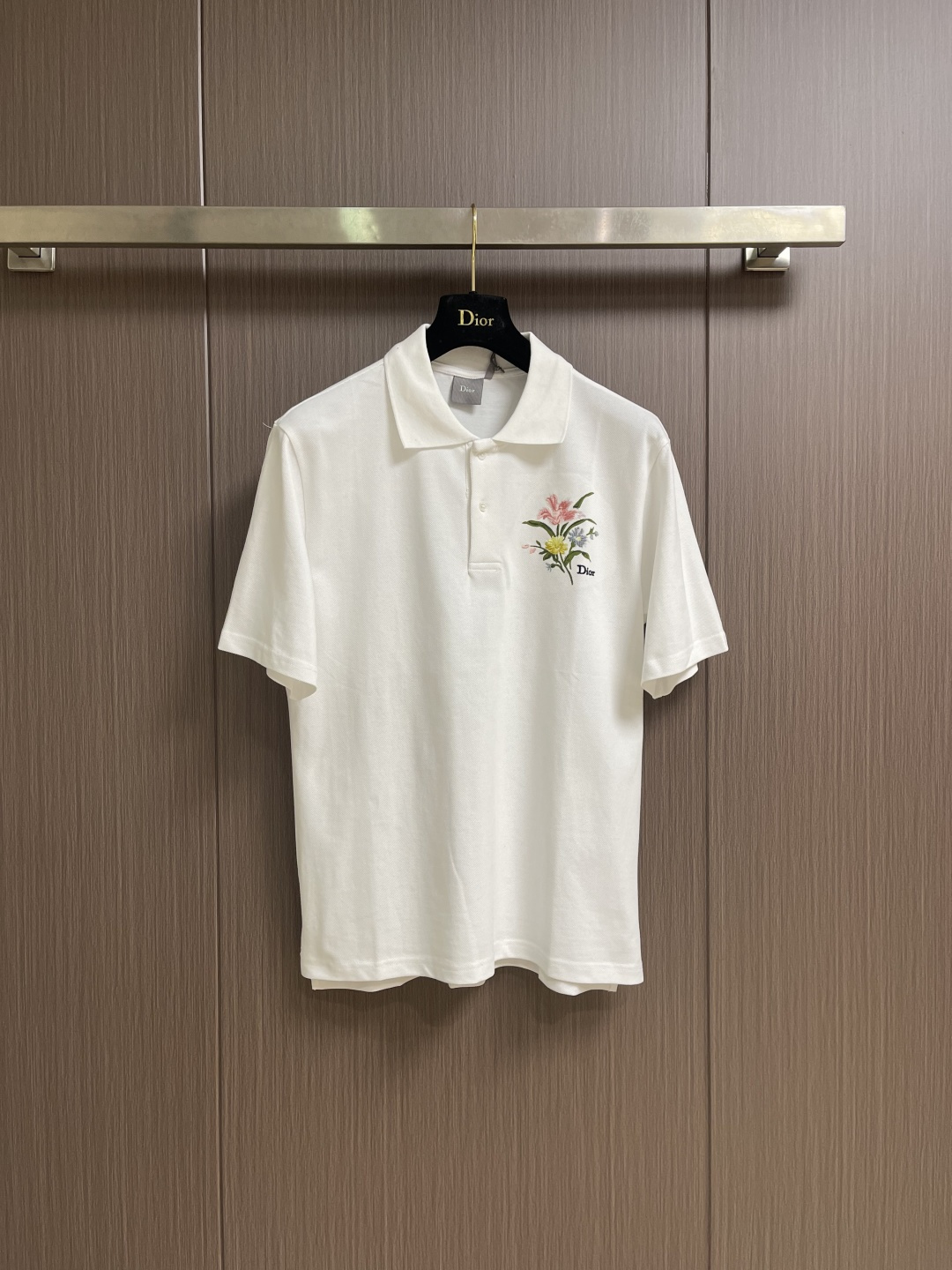 NO:848744,Dior pansy flower embroidered polo shirt, this polo shirt pays tribute to Dior's exquisite craftsmanship. It is carefully made of cotton pique fabric and decorated with Secret Garden pattern embroidery on the chest. It is inspired by the classic floral tapestry and exudes a poetic and delicate atmosphere. It is elegant and simple and can be matched with all kinds of regular jeans in the series. Sizes S-XL S Size Bust 108 Shoulder Width 47 Length 69  M size bust 112 shoulder width 48 length 70 L size bust 116 shoulder width 49 length 71 XL size bust 120 shoulder width 50 length 72,,dior,jeans,19860909Dior 三色堇花语刺绣polo衫,这款polo衫向 dior的精湛工艺致敬.采用棉质珠地布面料精心制作,胸前饰以 Secret Garden 图案刺绣,灵感源自经典花卉挂毯,散发诗意与精致的气息.优雅简约,可与该系列的各式常规牛仔裤搭配.尺码S-XL S码 胸围108 肩宽47衣长69 M码胸围112肩宽48衣长70 L码 胸围116肩宽49衣长71 XL码胸围120肩宽50衣长72,,dior,jeans,,Men's clothing