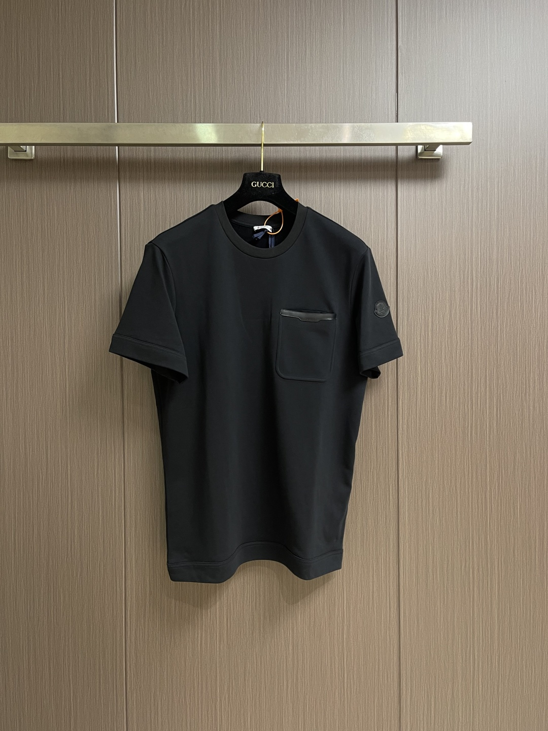 NO:848779,MONCLER leather-trimmed pocket short-sleeved T-shirt, custom-made velvet organic cotton, with leather-trimmed pockets on the chest as the finishing touch, blending mountain functionality and Italian sophistication. The leather logo on the sleeves is engraved with brand genes, creating a delicate balance between comfort and elegance. The pattern template is used for sewing, and the sewing line is precisely controlled by the pattern machine to ensure the precise positioning of the Moc leather patch.  , the horizontal and vertical lines are completely aligned, the prototype is accurately aligned by hand to ensure a tight opening and closing, and the hand-drawn infrared line drawing pockets are assisted by infrared technology to achieve precise positioning and marking of pocket positions, which retains the finesse and flexibility of hand sewing. Sizes S-XL S size bust 108 shoulder width 45 length 70  XL size, bust 120, shoulder width 49.5, length 76, T-shirt, tees, t-shirt,19860909MONCLER 皮革饰边口袋短袖T恤,定制绒壤有机棉,胸前皮革饰边口袋点睛,融山野机能与意式精致于一体,袖间皮革徽标镌刻品牌基因,于舒适与奢雅的精妙平衡间.采用画样模版机车缝,通过画样机精确控制缝纫线路,确保Moc皮革贴片精准定位 ,横竖水平线完全对齐,样机手工精准对格,保证开合严丝合缝,手工红外线画线口袋,以红外线技术为辅助,实现口袋位置的精准定位与标记,即保留了手工缝制的精细与灵活性.尺码S-XL S码胸围108 肩宽45 衣长70 M码 胸围112肩宽46.5 衣长72 L码胸围116肩宽48 衣长74 XL码 胸围120 肩宽49.5衣长76,,T-shirt,tees，t-shirt,,Men's clothing