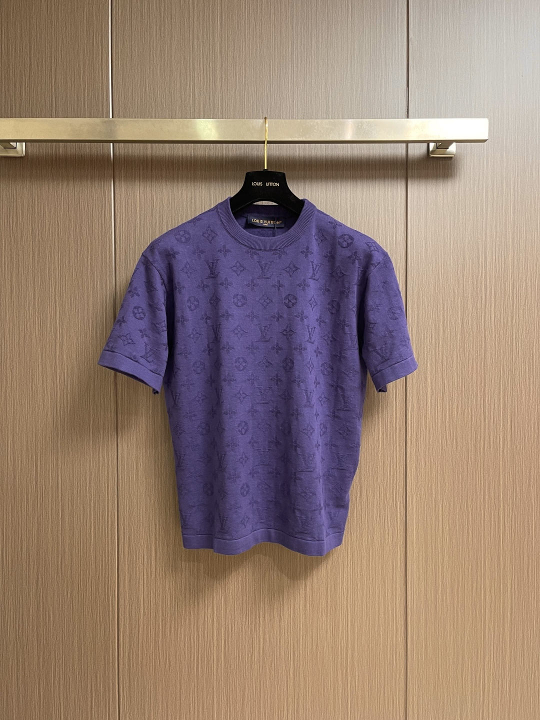 NO:848771,LV  Letter dark pattern jacquard sweater short-sleeved T-shirt. This Louis Vuitton short-sleeved T-shirt is made of high-count knitted fabric, using classic Monogram presbyopia as a three-dimensional jacquard process. The pattern texture is full and clear, presenting a low-key and exquisite relief texture, which is unobtrusive but highly recognizable. The round neck and cuffs are made of double-strand rib technology, with flat and crisp edges, which are not easy to deform and curl, and are comfortable to wear. Overall version  The shape is loose and moderate, the lines are neat and smooth, and the tailoring is both casual and body-modifying. The color is deep violet, which is high-end and versatile. Every trace is processed with precision, taking into account the comfortable and skin-friendly wearing experience and the brand's iconic luxury texture. It is a single item with both texture and recognition for daily wear. The overall trace is straight and delicate, the fabric is comfortable and soft, and the color is consistent without color difference.  It can be matched with the same style to create a fashionable look, and can be used in various occasions. Customized accessories, complete with three standards, same style for men and women!  Size S-XL S size Bust 108 Shoulder width 50 Clothing length 67 Medium Bust 112 Shoulder width 51 Clothing length 69 L Size Bust 116 Shoulder width 52 Clothing length 7119860909LV 字母暗纹提花针织衫短袖T恤,这件路易威登短袖T恤采用高支针织面料打造,以经典Monogram老花做立体提花工艺,花纹肌理饱满清晰,呈现低调精致的浮雕质感,不张扬却极具辨识度.圆领与袖口采用双股罗纹工艺,边缘平整挺括,不易变形卷边,穿着贴合舒适.整体版型宽松适度,线条利落流畅,剪裁兼顾休闲随性与修饰身形的效果.色彩选用深邃的紫罗兰色调,高级又百搭,每一处走线都经过精密处理,兼顾舒适亲肤的穿着体验与品牌标志性的奢华质感,是日常穿搭中兼具质感与辨识度的单品.整体走线平直细腻,面料舒适柔软,颜色一致无色差 能与同款搭配营造时尚造型,驾驭各种场合,定制辅料,三标齐全,男女同款！尺码S-XL S码 胸围108 肩宽50 衣长67 M码胸围112肩宽51 衣长69 L码 胸围116肩宽52 衣长71 XL码胸围120肩宽53 衣长73,,louis vuitton,louis vuitton,T-shirt,tees，t-shirt,,Men's clothing