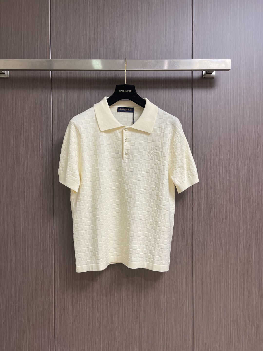 NO:848746,LV 2026SS new checkerboard jacquard lapel short-sleeved POLO, imported pure cotton fabric, feels super soft and delicate, comfortable to wear, checkerboard design, full of design, low-key and durable. Sizes S-XL S size bust 108 shoulder width 44 length 69 M size bust 112 shoulder width 46 length 71 L size bust 116 shoulder width 48 length 73  XL size, bust 120, shoulder width 50, length 75, Louis Vuitton, T-shirt,19860909LV 2026SS新款棋盘格提花翻领短袖POLO,进口纯棉面料,手感超柔软细腻,穿着亲肤舒适,衣身棋盘格设计,设计感十足,低调耐看.尺码S-XL S码 胸围108 肩宽44 衣长69 M码胸围112肩宽46 衣长71 L码 胸围116肩宽48 衣长73 XL码胸围120肩宽50 衣长75,,louis vuitton,T-shirt,,Men's clothing