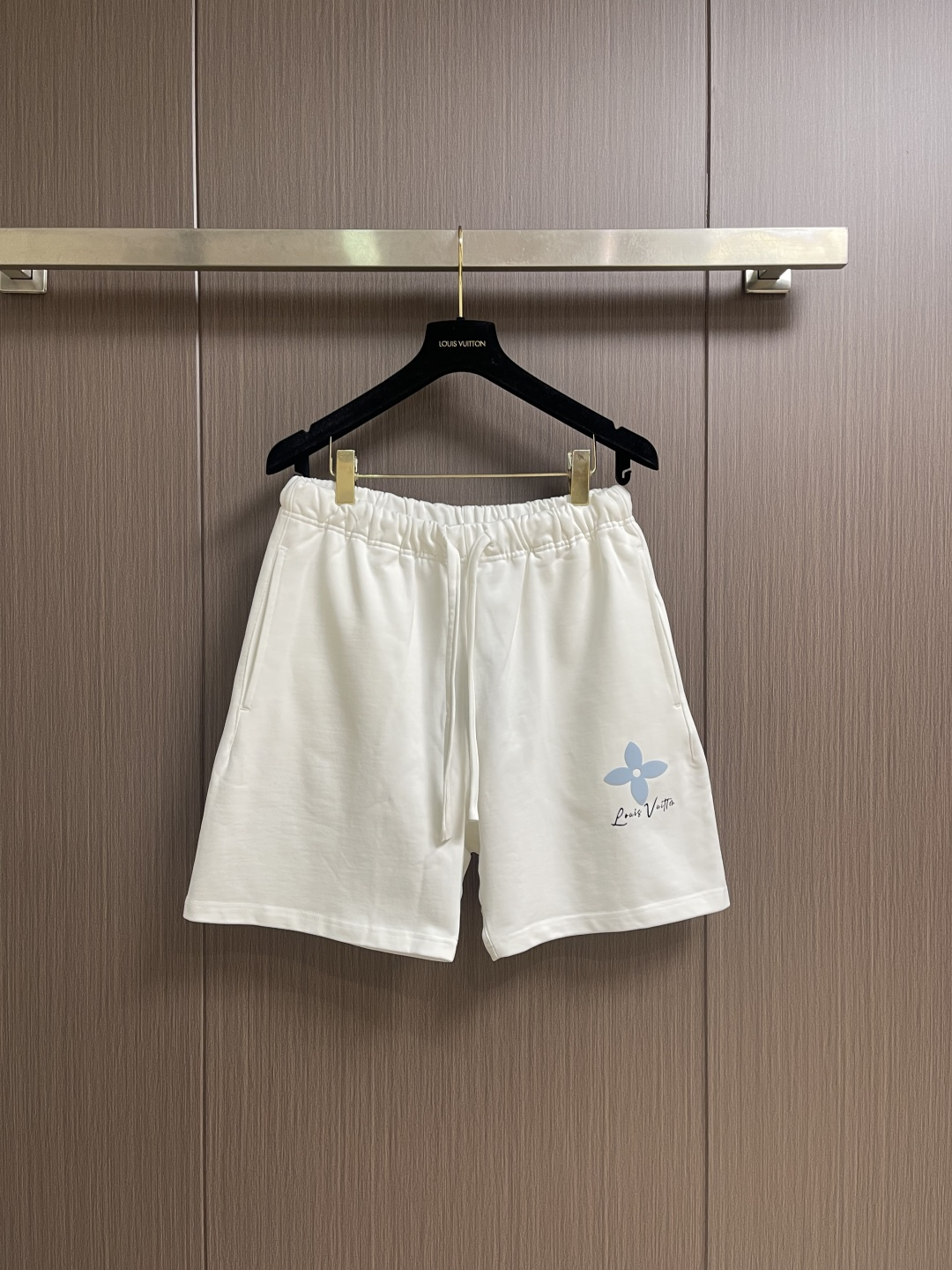 NO:848748,LV 2026ss logo printed shorts, a must-have item for daily commuting for men and women. Made of 320g pure cotton double-yarn fish scale terry fabric, custom-supplied material, molded to customize the original hardware clock, double-needle stitching cross-stitching process. Sizes S-XL S code waist 68 hip 108 trouser length 48 M code waist 72 hip 112 trouser length 49 L code waist 76 hip 116  Pants length 50 XL waist 80 hips 120 pants length 51,,louis vuitton,shorts,19860909LV 2026ss logo标识印花短裤 男女日常通勤穿搭必备单品 采用320克纯棉双纱鱼鳞毛圈面料定制客供材质,开模定制原版五金吊钟 双针车线跨缝工艺.尺码S-XL S码 腰围68 臀围108 裤长48 M码腰围72 臀围112 裤长49 L码 腰围76 臀围116 裤长50 XL码腰围80 臀围120 裤长51,,louis vuitton,shorts,,Men's clothing