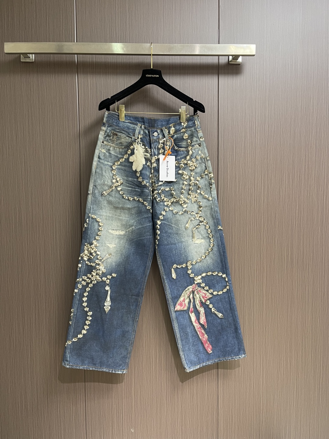 NO:848773,Acne studios  The trompe l'oeil print dyed distressed denim trousers are made of custom-made foggy heavyweight raw cow fabric. The crystal and bow trompe l'oeil print is the soul. It captures the dazzling edge of the jewelry box and the romantic tenderness of silk satin. It uses exquisite visual art ingenuity to engraved into the texture of denim to interpret the unconstrained avant-garde style. Digital printing technology uses digital pattern design and prints the pattern directly on the fabric through an inkjet printer to realize Acne's seasonal trompe l'oeil printing operation.  Using the washing and color frying process, the special desizing agent is preferred, and then the fabric is soaked in it to be evenly sized. After desizing, it is finally rinsed. The workmanship is extremely complicated and the loss is high. Sizes S-XL  Seat circumference 59, pants length 107.5,,acne studios,dior,19860909Acne studios 错视印花染色做旧牛仔长裤,定制雾境重磅原牛织料,以水晶与蝴蝶结错视印花为灵魂,撷取珠宝匣中的耀世锋芒,与丝缎缱绻的浪漫柔情,以精妙视觉艺术巧思,融刻于丹宁肌理,诠释天马行空的先锋格调.数码印花技术,采用数字化图案设计,通过喷墨打印机将图案直接印制在织物上,实现Acne当季错视印花作业 采用洗水炒色工艺,优先选择特制的退浆剂,再讲布料浸泡其中,均匀受浆 退浆后,最终再进行漂洗,做工复杂至极 损耗高.尺码S-XL S码 腰围78 座围53裤长104.5 M码 腰围82 座围55裤长105.5 L码 腰围86 座围57裤长106.5 XL码 腰围90 座围59裤长107.5,,acne studios,dior,,Men's clothing