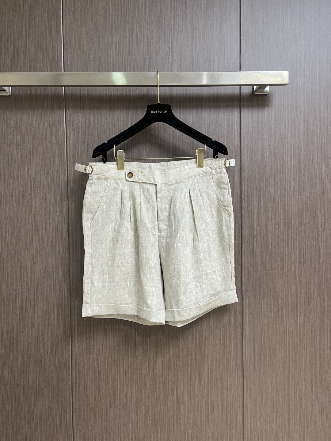 NO:848752,LP Loropiana 2026SS summer new solid color mid-calf casual business shorts, classic cotton linen summer twill shorts, modern and fashionable colors, light and breathable fabric feel, cool and not greasy when worn close to the body, bringing you the ultimate comfortable wearing experience in the hot summer. Sizes M-3XL  Waist 96 Hips 130 Pants length 49 2XL Waist 100 Hips 134 Pants length 50.5 3XL Waist 104 Hips 138 Pants length 52,,loro piana,loro piana,shorts,19860909LP Loropiana 2026SS夏季新款纯色中筒休闲商务短裤,经典棉质亚麻夏季斜纹短裤,配色现代时尚,面料触感轻薄透气,贴身穿着凉爽不腻身,在炎热的夏天给你带来极致舒适的穿着体验.尺码M-3XL  M码 腰围88 臀围122 裤长46.8 L码 腰围92 臀围126 裤长47.5  XL码 腰围96 臀围130 裤长49 2XL码 腰围100 臀围134 裤长50.5 3XL码 腰围104 臀围138 裤长52,,loro piana,loro piana,shorts,,Men's clothing