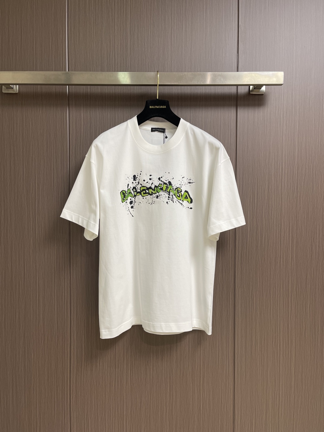 NO:848754,Balenciaga graffiti letter logo short-sleeved T-shirt. Unique fashionable and creative graffiti pattern. Casual and loose fit. Suitable for all body types. The upper body is whiter and slimmer. Customized 40-count double yarn fabric. Soft and comfortable to the touch. Same style for men and women. Sizes S-XXL. S size. Bust 108. Shoulder width 54. Length 71. M size. Bust 112. Shoulder width 56. Length 73. L size. Bust 116. Shoulder width 58. Length 75.  XL size bust 60 shoulder width 77 length XXL size bust 124 shoulder width 62 length 79, balenciaga, T-shirt, tees, t-shirt,19860909Balenciaga 涂鸦字母logo短袖T恤 独具时尚创意的涂鸦图案 休闲宽松版型 适合各种身材 上身显白显瘦 定制40支双纱面料 手感柔软舒适 男女同款.尺码S-XXL S码 胸围108 肩宽54 衣长71 M码胸围112肩宽56 衣长73 L码 胸围116肩宽58 衣长75 XL码胸围肩宽60 衣长77 XXL码 胸围124 肩宽62 衣长79,,balenciaga,T-shirt,tees，t-shirt,,Men's clothing