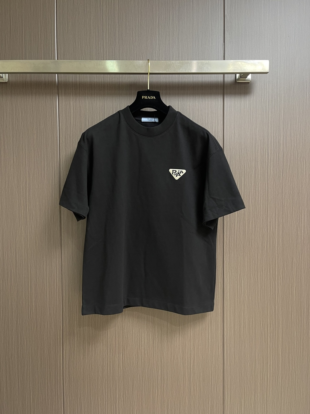 NO:848755,Prada 2026SS early spring new triangle logo short-sleeved T-shirt, made of soft and skin-friendly cotton fabrics, standard round neck short-sleeved cut, more suitable for daily wear. The simple yet design logo is cleverly combined, suitable for creating a casual and casual modern urban look. The simple round neck type can modify various face shapes, and is a must-have for temperamental men's wardrobe. Size S-XXL S size bust 112 shoulder width 56 length 70  M size bust 116 shoulder width 57 length 72 L size bust shoulder width 58 length 7419860909Prada 2026SS早春新款三角标识短袖T恤,甄选软糯亲肤的全棉面料制成,标准版圆领短袖裁剪,更适合日常穿着.简约不失设计感logo巧妙结合,适合打造休闲率性的现代都市感造型.简约的圆领领型,能够修饰各种脸型,气质男人衣柜必备.尺码S-XXL S码 胸围112 肩宽56 衣长70 M码胸围116 肩宽57 衣长72 L码 胸围 肩宽58 衣长74 XL码胸围124 肩宽59 衣长76 XXL码 胸围128 肩宽60 衣长78,,prada,T-shirt,tees，t-shirt,,Men's clothing
