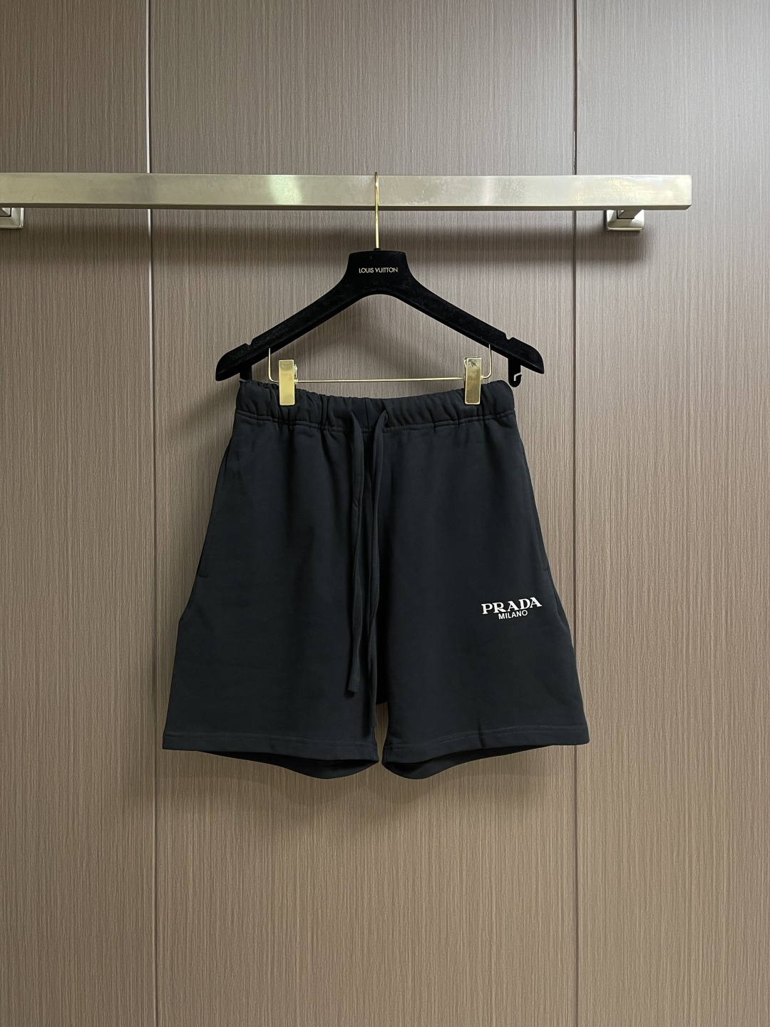 NO:848758,Prada logo logo sports shorts, a basic style that can be matched with everything. These shorts are worth owning. They are full of high-end and high-standard. They are the same style for men and women. They don't choose anyone or their body shape. They can be matched with n kinds of daily life looks!  Customized fabric material, soft and shiny to the touch, original hardware selection. Sizes S-XL S size waist 68 hips 108 pants length 48 M size waist 72 hips 112 pants length 49 L size waist 76 hips 116 pants length 50 XL size waist 80 hips 120 pants length 51,, prada, shorts,19860909Prada logo标识运动短裤,万能搭配的基础款 这条短裤值得拥有,高级感十足,高标配的男女同款 不挑人不挑身材,能够搭配出n种的日常生活look！定制面料材质 手感柔软有光泽 原版五金精选 .尺码S-XL S码 腰围68 臀围108 裤长48 M码腰围72 臀围112 裤长49 L码 腰围76 臀围116 裤长50 XL码腰围80 臀围120 裤长51,,prada,shorts,,Men's clothing