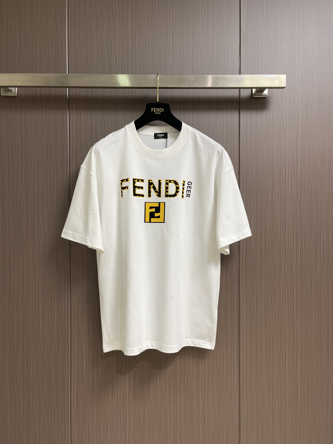 NO:956089,FENDI  The logo-printed short-sleeved T-shirt is made of imported high-count combed double-ply cotton fabric. The texture is fine and skin-friendly, soft and breathable to the touch, and has excellent drape and wrinkle resistance. The upper body is comfortable and sweat-free, and it is not easy to deform after long-term wear. It is perfectly suitable for daily commuting, leisure travel and other scenarios; classic round neck design, double-layer rib reinforcement technology on the collar for a good fit.  The neck is not tight and will not become loose easily after long-term wear. The simple and elegant style is suitable for various styles. The front of the body adopts high-precision digital direct-injection printing technology to present an interesting logo pattern. The colors are full and bright, and the brushstrokes are smart and natural. It not only adds an artistic sense and visual layer to the simple body, but also highlights the brand's creative design concept. Size S-XXL  Size S, length 73, chest 110, shoulder width 53, size M, length 74, chest 114, shoulder width 55, size L, length 75, chest 118, shoulder width 57, size19860909FENDI logo印花短袖T恤,采用进口高支精梳双股棉面料,质地细腻亲肤,触感柔软透气,兼具出色的垂坠感与抗皱性,上身舒适不闷汗,久穿不易变形,完美适配日常通勤、休闲出行等多种场景；经典圆领设计,领口做双层罗纹加固工艺,贴合颈部不勒肉,久穿不易松垮,简约大气适配各种穿搭风格；衣身正面采用高精密数码直喷印花工艺,呈现趣味logo图案,色彩饱满鲜亮,笔触灵动自然,既为简约衣身增添了艺术感与视觉层次,又彰显了品牌的创意设计理念.尺码S-XXL S码 衣长73 胸围110 肩宽53 M码衣长74 胸围114 肩宽55 L码 衣长75 胸围118 肩宽57 XL码 衣长76 胸围122 肩宽59 XXL码衣长77 胸围126 肩宽61,,fendi,T-shirt,tees，t-shirt,,Men's clothing