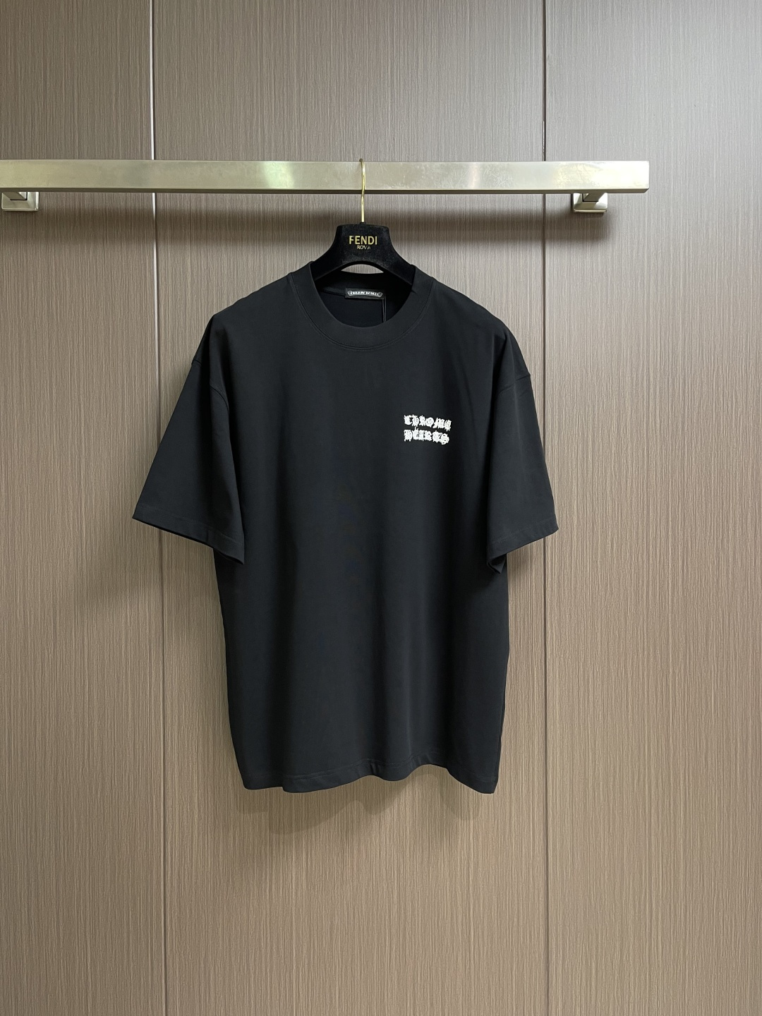 NO:950756,CH Crow Heart 2026SS early spring new cross perm T-shirt, 280 grams of heavy cotton fabric, versatile couple style, perm and high-end sense, a very worthy item. Size S-XXL S size, length 73, bust 110, shoulder width 53, size M, length 74, bust 114, shoulder width 55, size L, length 75, bust 118, shoulder width 57, size XL  Length 76, bust 122, shoulder width 59, XXL size, length 77, bust 126, shoulder width 61, chrome hearts, tees, t-shirt,19860909CH 克罗心 2026SS早春新款十字烫钻t恤 280克重磅纯棉面料 百搭情侣款 烫钻高级感拉满 非常值得种草的一款单品 .尺码S-XXL S码 衣长73 胸围110 肩宽53 M码衣长74 胸围114 肩宽55 L码 衣长75 胸围118 肩宽57 XL码 衣长76 胸围122 肩宽59 XXL码衣长77 胸围126 肩宽61,,chrome hearts,tees，t-shirt,,Men's clothing