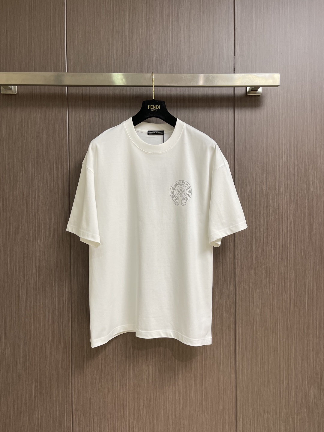 NO:950836,Come hearts CH Sanskrit printed short-sleeved T-shirt, collar and cuffs with high-weight threads, custom-woven and dyed 280g double yarn pure cotton fabric, washed anti-counterfeiting tags and other accessories are all correct versions, super conspicuous, super good-looking, super stylish, the same style for men and women!  The overall upper body shows fashion and personality. Wearing it together as a couple is a recommended T-shirt for Street Ace!  !  Same size for men and women. Sizes S-XXL S size Length 73 Bust 110 Shoulder width 53 M size Length 74 Bust 114 Shoulder width 55 L size Length 75 Bust 118 Shoulder width 57 XL Length 76 Bust 122 Shoulder width 59 XXL size Length 77 Bust 126 Shoulder width 61,,chrome  hearts,T-shirt,tees,t-shirt,19860909Come hearts CH 克罗心梵文印花短袖T恤,领口袖口高克重螺纹,面料定织定染280g双纱纯棉面料,洗水防伪吊牌等辅料标均正确版本,超级显眼超级好看超级大气,男女同款！整体上身特彰显时尚和个性,情侣一起穿更是炸街王牌推荐t恤！！男女同款.尺码S-XXL S码 衣长73 胸围110 肩宽53 M码衣长74 胸围114 肩宽55 L码 衣长75 胸围118 肩宽57 XL码 衣长76 胸围122 肩宽59 XXL码衣长77 胸围126 肩宽61,,chrome hearts,T-shirt,tees，t-shirt,,Men's clothing