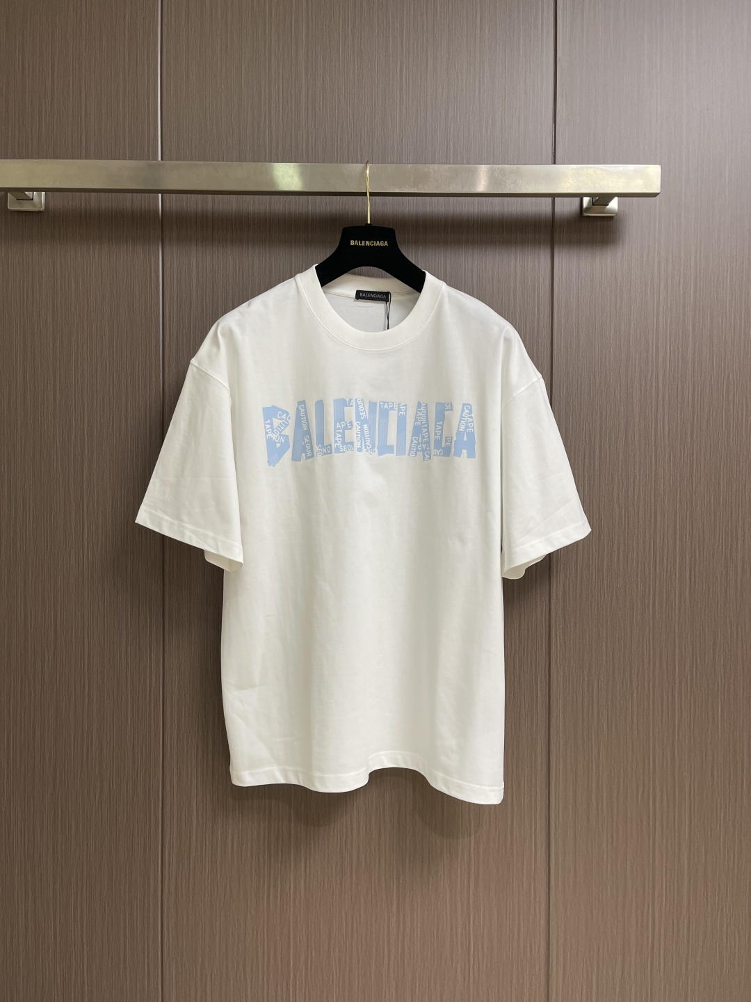 NO:950791,Balenciaga 2026ss new printed short-sleeved T-shirt, garment washed, full of design, made of Paris ZP custom-woven and dyed cotton double yarn, weight 260 grams, clean cloth surface.  The fabric pattern is clear, soft and comfortable. The threads are fixed dyed without color difference. Sizes S-XXL S size Length 73 Bust 110 Shoulder width 53 M size Length 74 Bust 114 Shoulder width 55 L size Length 75 Bust 118 Shoulder width 57 XL Length 76 Bust 122 Shoulder width 59 XXL Length 77 Bust 126  Shoulder width 61,,balenciaga,T-shirt,tees,t-shirt,19860909Balenciaga 2026ss新款印花短袖T恤,成衣洗水,设计感十足 ,面料采用巴黎ZP定织定染全棉双纱、克重260克,布面干净．布纹清晰,柔软舒适.螺纹采用定染无色差.尺码S-XXL S码 衣长73 胸围110 肩宽53 M码衣长74 胸围114 肩宽55 L码 衣长75 胸围118 肩宽57 XL码 衣长76 胸围122 肩宽59 XXL码衣长77 胸围126 肩宽61,,balenciaga,T-shirt,tees，t-shirt,,Men's clothing