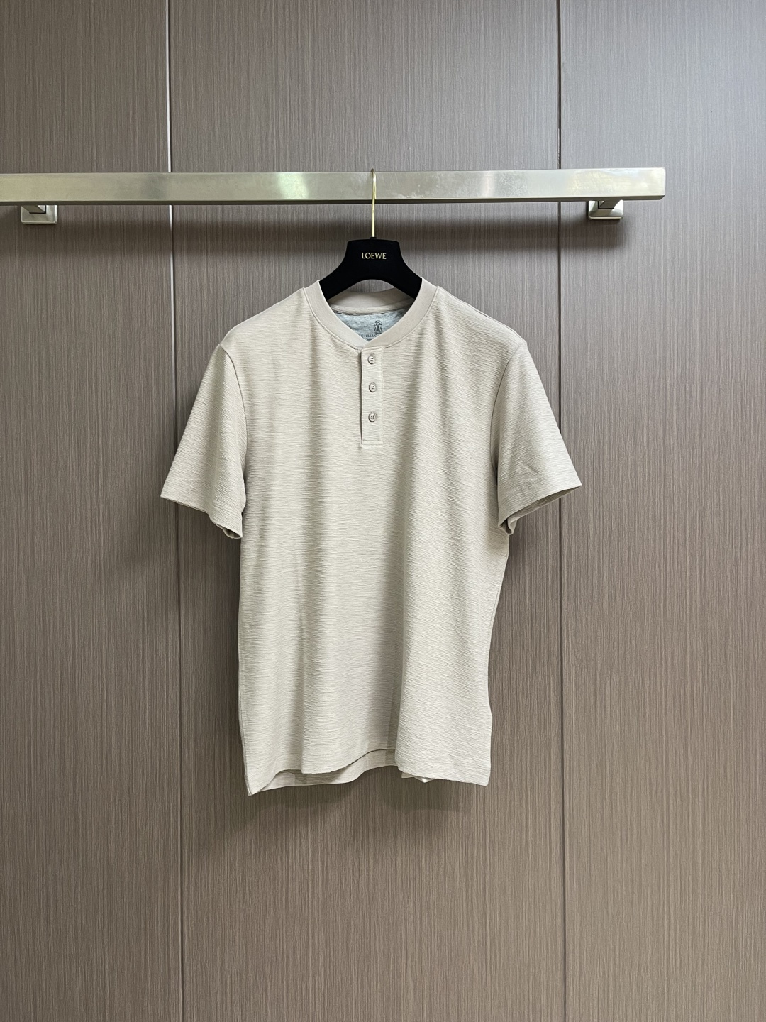 NO:928849,BC men's summer short-sleeved T-shirt is a very distinctive short-sleeved style. It has an old-money style, waffle style and lazy style. The button design on the chest makes the old-money style more prominent. It is casual and versatile. It is suitable for all occasions. The color is unique and the upper body effect is very special. The fabric has great elasticity. The three-dimensional texture is fluffy and airy. It is soft and stylish, breathable and dry. Size M-5XL M size bust 106 shoulder width 46.8  Length 68.5 L, bust 110 Shoulder width 48 Length 70  Bust 130, shoulder width 54, length 76, T-shirt, tees, t-shirt,19860909BC 男士夏季短袖T恤,很有特点的一款短袖,老钱风华夫格慵懒范精致版型,胸前钮扣设计,老钱风特点更加突出,休闲百搭,出入各个场合,都适宜,配色独特,上身效果非常特别,面料弹力超大,立体肌理蓬松空气感,柔软有型,透气干爽.尺码M-5XL M码 胸围106 肩宽46.8 衣长68.5 L码胸围110 肩宽48 衣长70 XL码 胸围114 肩宽49.2衣长71.5 XXL码 胸围118 肩宽50.4衣长73 3XL码 胸围122 肩宽51.6衣长74 4XL码 胸围126 肩宽52.8 衣长75 5XL码 胸围130 肩宽54 衣长76,,T-shirt,tees，t-shirt,,Men's clothing