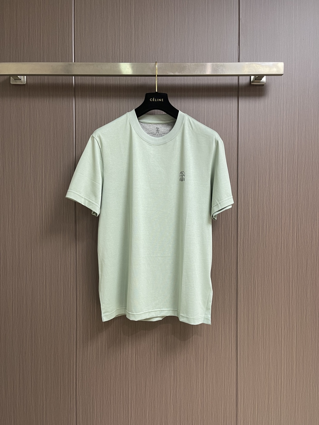NO:914593,Brunello Cucinelli BC round neck short-sleeved T-shirt with brand logo embroidered on the chest, 2026SS early spring new short-sleeved shirt. Men's daily outing with closed eyes and high-end custom fabric short-sleeved T-shirt. The charm lies in creating a simple and luxurious fashion. You can match it casually to feel the unique British style.  The loose fit shows a casual and casual style. Sizes M-5XL M Size Bust 106 Shoulder Width 46.8 Length 68.5 L Size Bust 110 Shoulder Width 48 Length 70  Shoulder width 51.6, length 74, 4XL, bust 126, shoulder width 52.8, length 75, size 5XL, bust 130, shoulder width 54, length 76, brunello cucinelli, T-shirt, tees, t-shirt,19860909Brunello Cucinelli BC 胸前刺绣品牌标识圆领短袖T恤,2026SS早春新款短袖 男士日常出门闭眼搭高级定制面料短袖 魅力在于创造了简约奢华感的时尚,随意搭配感受英式风格独特气质．宽松的版型展现出休闲随意的风格.尺码M-5XL M码 胸围106 肩宽46.8 衣长68.5 L码胸围110 肩宽48 衣长70 XL码 胸围114 肩宽49.2衣长71.5 XXL码 胸围118 肩宽50.4衣长73 3XL码 胸围122 肩宽51.6衣长74 4XL码 胸围126 肩宽52.8 衣长75 5XL码 胸围130 肩宽54 衣长76,,brunello cucinelli,T-shirt,tees，t-shirt,,Men's clothing
