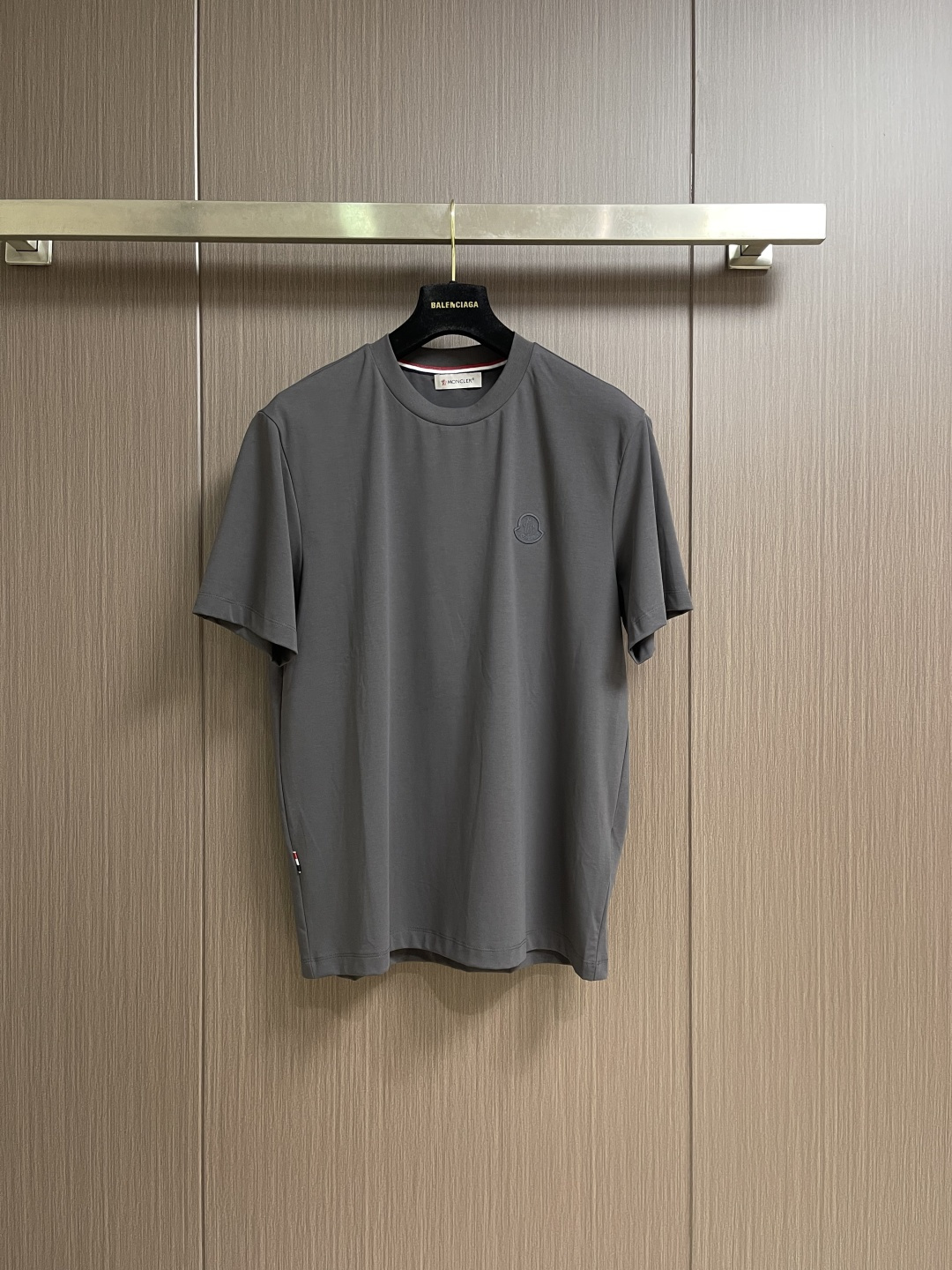 NO:928839,Moncler three-dimensional embroidered logo short-sleeved T-shirt, classic short-sleeved with 3 labels, trendy men's fashion, both in upper body comfort and unparalleled existence. Sizes M-5XL M size bust 106 shoulder width 46.8 length 68.5 L size chest 110 shoulder width 48 length 70 XL size chest 114 shoulder width 49.2 length 71.5 XXL size chest 118  Shoulder width 50.4 Length 73 3XL size Bust 122 Shoulder width 51.6 Length 74 4XL size Bust 126 Shoulder width 52.8 Length 75 5XL size Bust 130 Shoulder width 54 Length 76, T-shirt, tees, t-shirt,19860909Moncler 立体刺绣标识短袖T恤,经典短袖3标齐全,潮男时尚,无论是上身舒适度还是都是无可比拟的存在 尺码M-5XL M码 胸围106 肩宽46.8 衣长68.5 L码胸围110 肩宽48 衣长70 XL码 胸围114 肩宽49.2衣长71.5 XXL码 胸围118 肩宽50.4衣长73 3XL码 胸围122 肩宽51.6衣长74 4XL码 胸围126 肩宽52.8 衣长75 5XL码 胸围130 肩宽54 衣长76,,T-shirt,tees，t-shirt,,Men's clothing