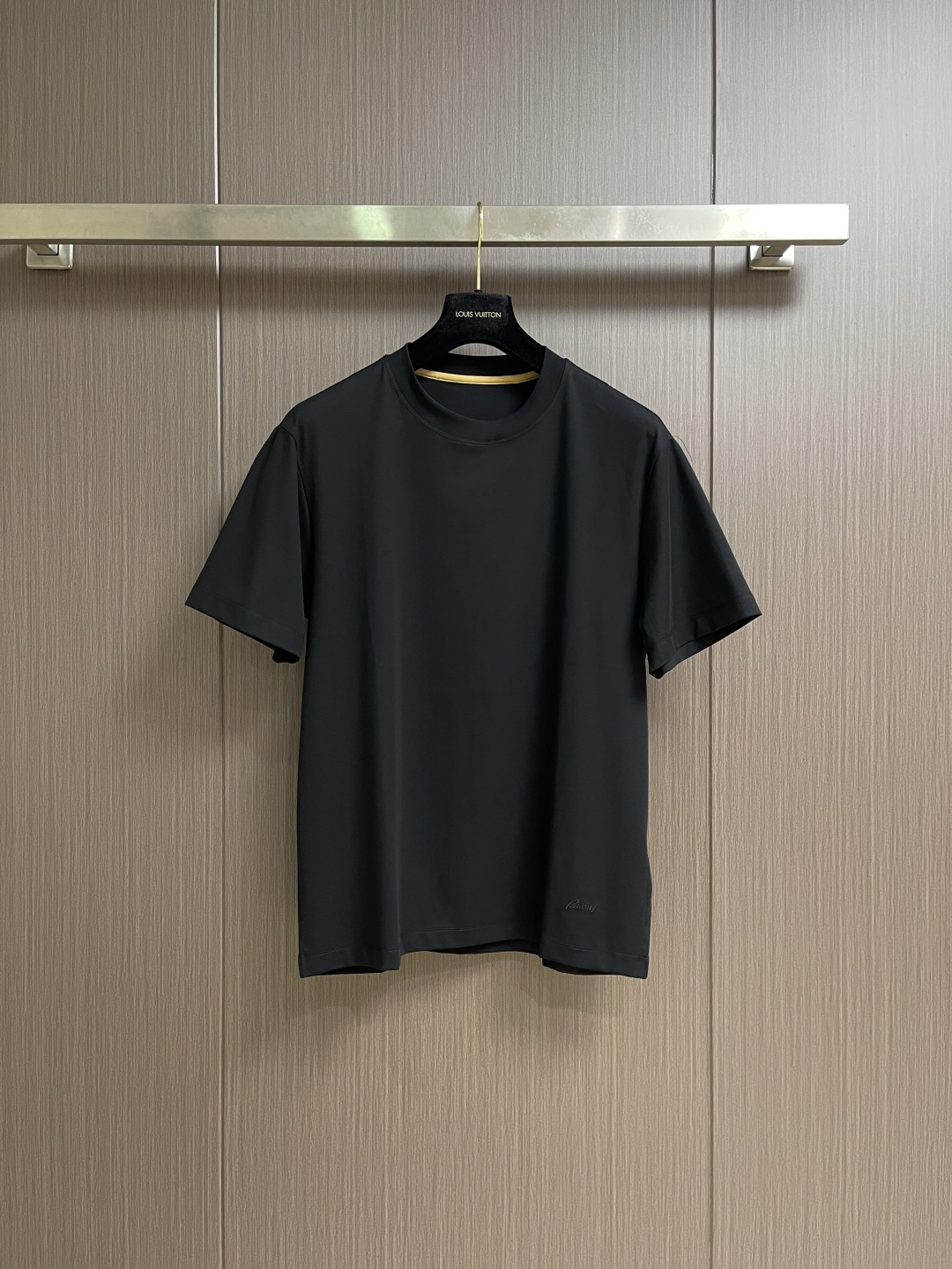 NO:928762,Brioni 2026SS solid color short-sleeved T-shirt. Customized 60-count three-ply plain cotton fabric. Extremely soft and comfortable. High-end atmosphere, simple and versatile style. Sunny and handsome. Perfect upper body affinity and favorability. Sizes M-5XL. M size. Bust 106. Shoulder width 46.8. Length 68.5. L size. Bust 110. Shoulder width 48. Length 70. XL size. Bust 114.  Shoulder width 49.2, length 71.5 XXL, bust 118, shoulder width 50.4, length 73, 3XL, bust 122, shoulder width 51.6, length 74, 4XL, bust 126, shoulder width 52.8, length 75, 5XL, bust 130, shoulder width 54, length 76, T-shirt, tees, t-shirt,19860909Brioni 2026SS 净色短袖T恤.定制60支三股平纹精棉面料 极致柔软舒适 高端大气,简约百搭款式 阳光帅气 上身亲和力和好感度满分.尺码M-5XL M码 胸围106 肩宽46.8 衣长68.5 L码胸围110 肩宽48 衣长70 XL码 胸围114 肩宽49.2衣长71.5 XXL码 胸围118 肩宽50.4衣长73 3XL码 胸围122 肩宽51.6衣长74 4XL码 胸围126 肩宽52.8 衣长75 5XL码 胸围130 肩宽54 衣长76,,T-shirt,tees，t-shirt,,Men's clothing