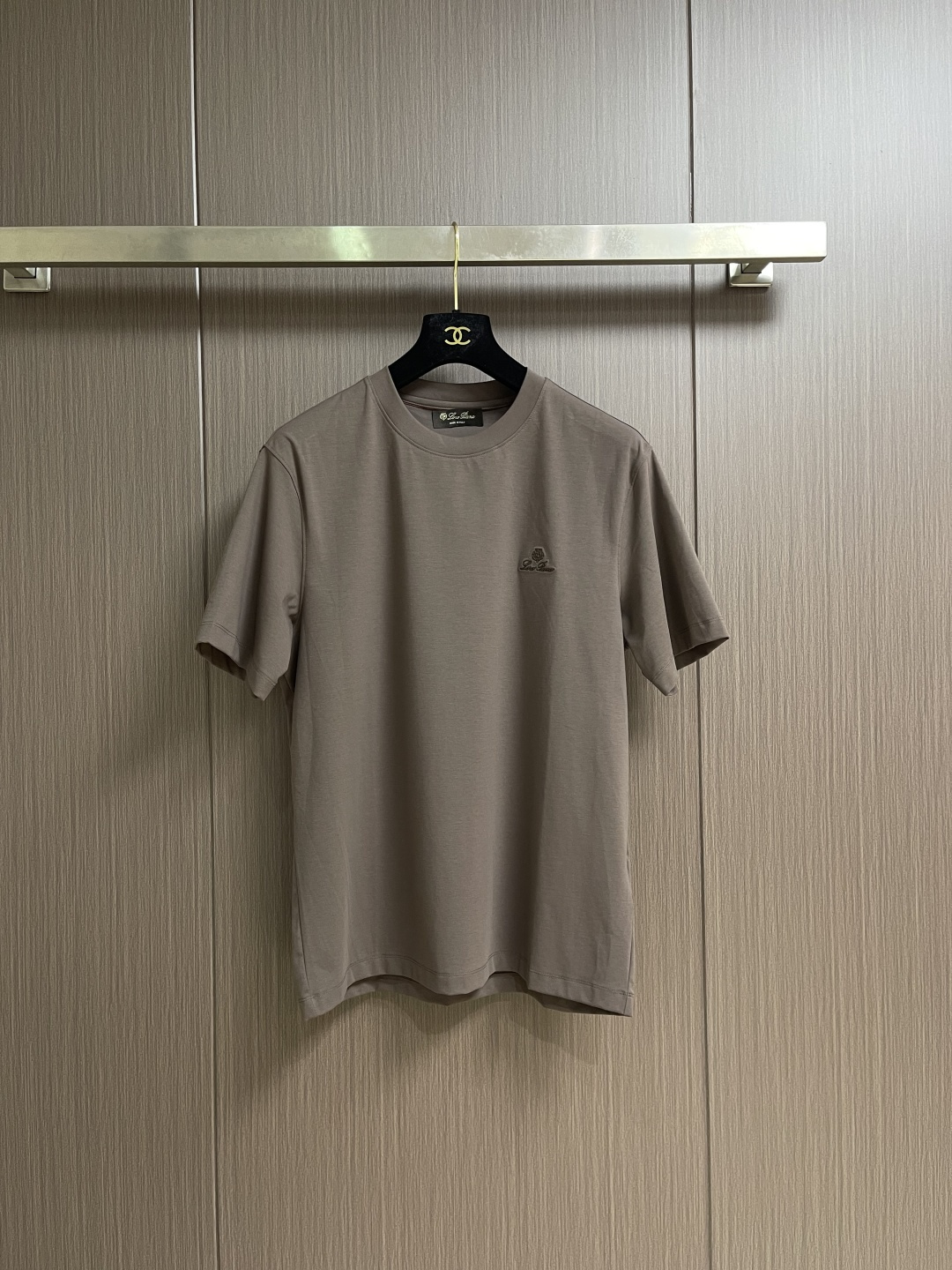 NO:928771,LP Loropiana printed logo round neck short-sleeved T-shirt. The fabric is made of high-count long-staple cotton. The upper body is silky, breathable and has a good luster. It is high-end and textured. The fabric has a high count and guarantees the stiffness of the clothes. Orders in full condition. Highly recommended for spring and summer. Sizes M-5XL. M size. Bust 106. Shoulder width 46.8. Length.  XL size bust 114 shoulder width 49.2 length 71.5 XXL size bust 118 shoulder width 50.4 length 73 3XL size bust 122 shoulder width 51.6 length 74 4XL size bust 126 shoulder width 52.8 length 75 5XL size bust 130 shoulder width 54 length 76,,loro piana,loro  piana,T-shirt,tees,t-shirt,19860909LP Loropiana 印花Logo标识圆领短袖T恤 面料采用高支长绒棉材质 上身丝滑 透气 又有很好的光泽感 高档而显质感 面料的支数高 保证的衣服挺括感 全品相的订单 春夏强烈推荐.尺码M-5XL M码 胸围106 肩宽46.8 衣长68.5 L码胸围110 肩宽48 衣长70 XL码 胸围114 肩宽49.2衣长71.5 XXL码 胸围118 肩宽50.4衣长73 3XL码 胸围122 肩宽51.6衣长74 4XL码 胸围126 肩宽52.8 衣长75 5XL码 胸围130 肩宽54 衣长76,,loro piana,loro piana,T-shirt,tees，t-shirt,,Men's clothing