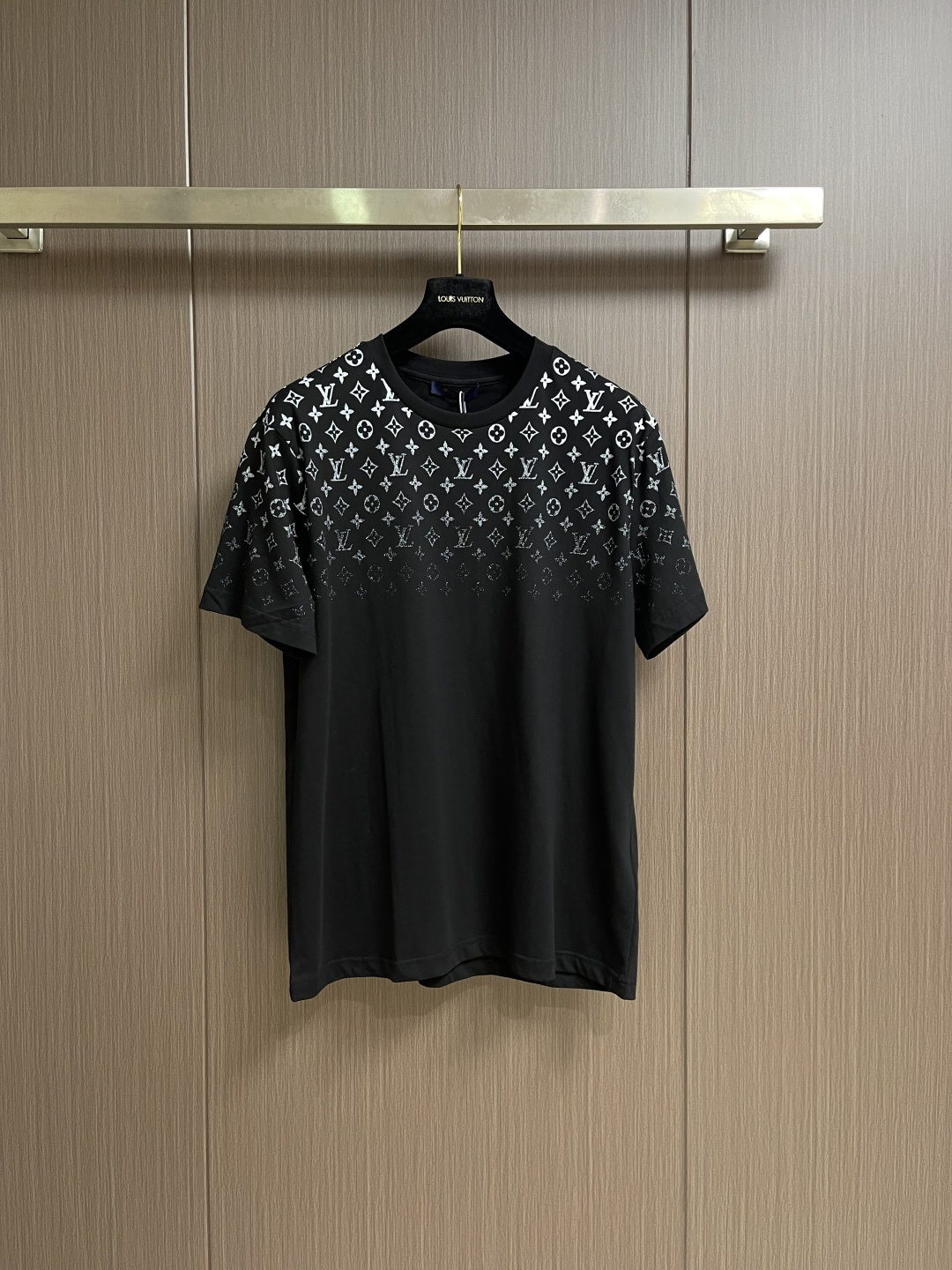 NO:928997,LV Gradient Presbyopia T-shirt, the fabric is made of 32s double-ply combed cotton tightly spun yarn, matched with 1*1 flat knitted cotton thread. The front and rear left and right sleeves of the whole piece of clothing are printed with Kornit white ink digital direct injection. The first draft is made based on the Y-version scanned pattern, and the clarity of the first draft is corrected by hand drawing to ensure that the printed flower pieces have a gradient and orderly visual effect. The overall routing is straight and delicate, the fabric is comfortable and soft, and the colors are consistent and without color difference.  It can be matched with the same style to create a fashionable look, and can be used in various occasions. Customized accessories, complete with three standards, same style for men and women!  Size SML19860909LV 渐变老花T恤,面料采用32s双股纱精梳棉紧密赛络纺纱线,配套1*1横机全棉螺纹,整件衣服前后幅左右袖均采用康丽白墨数码直喷印花,根据Y版扫描图案出初稿,手工绘制修正初稿清晰度,保证打印出来的花片有渐变有序的视觉效果.整体走线平直细腻,面料舒适柔软,颜色一致无色差 能与同款搭配营造时尚造型,驾驭各种场合,定制辅料,三标齐全,男女同款！尺码SMLXL S码衣长71　 胸围110　 肩宽48 M码 衣长72.5　 胸围114　 肩宽49 L码衣长74　 胸围118　 肩宽50 XL码 衣长75.5　 胸围122　 肩宽51,,louis vuitton,tees，t-shirt,,Men's clothing