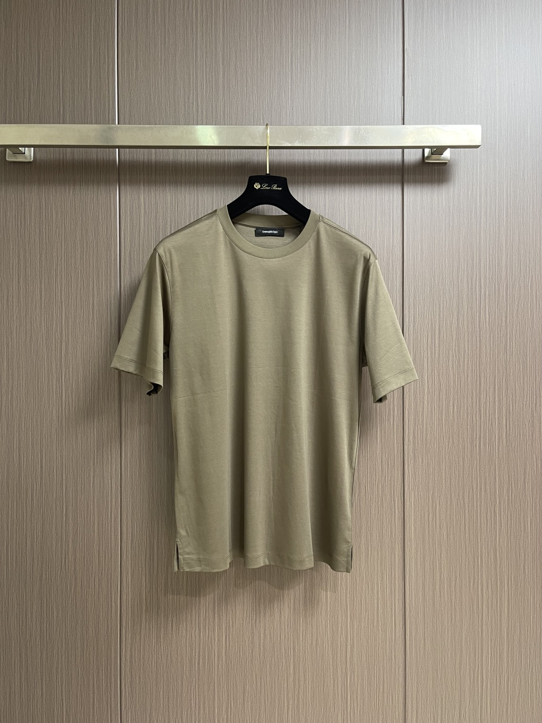 NO:928943,Zegna 2026SS solid color short-sleeved T-shirt. Customized 60-count three-ply plain cotton fabric. Extremely soft and comfortable. High-end atmosphere, simple and versatile style. Sunny and handsome. Perfect upper body affinity and favorability. Size SML  Bust 112, Shoulder Width 48, XL Size 73, Bust 116, Shoulder Width 49, XXL Size 74, Bust 120, Shoulder Width 50, T-shirt, tees, t-shirt,19860909Zegna 2026SS 净色短袖T恤.定制60支三股平纹精棉面料 极致柔软舒适 高端大气,简约百搭款式 阳光帅气 上身亲和力和好感度满分.尺码SMLXLXXL S码 衣长69　 胸围104　 肩宽46 M码 衣长71　 胸围108　 肩宽47 L码 衣长72　 胸围112　肩宽48 XL码 衣长73　 胸围116　肩宽49 XXL码衣长74　 胸围120　 肩宽50,,T-shirt,tees，t-shirt,,Men's clothing