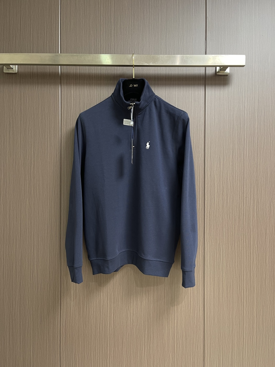 NO:928987,Ralph Lauren  Ralph Lauren stand-up collar quarter-zip embroidered pullover sweatshirt. This quarter-zip embroidered pullover is made of fine knitted fabrics. The fabric has been pre-shrunk and washed, soft and skin-friendly, with good breathability and stiffness. The stand-up collar is equipped with a half-open zipper design, which can freely adjust the opening and closing of the collar, easily adapting to a variety of wearing scenarios. The exquisite pony embroidery on the left chest is finely crafted, with flat and three-dimensional lines, highlighting the brand recognition.  The body is casually cut, moderately loose but not tight, allowing for freedom of daily activities. The hem and cuffs are closed with elastic ribs, which are stable and not easily deformed, and are effective in windproof and temperature locking. The entire garment has neat and rigorous routing, strong seams and durable wear, and the simple solid color version is versatile and durable. It is very suitable for daily commuting or leisure travel, taking into account the classic style and comfortable wearing experience. The overall routing is straight and delicate, the fabric is comfortable and soft, and the color is consistent and has no color difference.  Can be matched with the same style to create a fashionable look, to suit various occasions, customized accessories, complete with three standards!  Size SML19860909Ralph Lauren 拉夫劳伦立领四分之一拉链刺绣套头衫卫衣,这款四分之一拉链刺绣套头衫精选细腻针织面料打造,面料经过预缩水洗处理,触感柔软亲肤,兼具良好透气性与挺括度.立领搭配半开拉链设计,可自由调节领口开合程度,轻松适配多种穿搭场景.左胸精致小马刺绣做工细密,线条平整立体,凸显品牌辨识度.合身休闲剪裁,适度宽松不紧绷,日常活动自在无束缚.下摆与袖口采用弹力罗纹收口,稳固不易变形,有效防风锁温.整件衣物走线工整严谨,接缝牢固耐穿,简约纯色版型百搭耐看,无论是日常通勤还是休闲出行都十分合适,兼顾经典格调与舒适穿着体验.整体走线平直细腻,面料舒适柔软,颜色一致无色差 能与同款搭配营造时尚造型,驾驭各种场合,定制辅料,三标齐全！尺码SMLXL S码 衣长67　 胸围110　 肩宽45 M码 衣长68.5　 胸围114　 肩宽46.2 L码 衣长70　 胸围118　 肩宽47.4 XL码衣长71.5　胸围122　 肩宽48.6,,loro piana,hoodie,sweatshirts,,Men's clothing