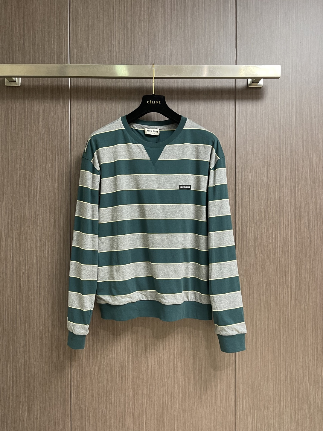 NO:929007,MIU MIU color block striped double layer sweatshirt  , the cutting process of this sweatshirt is considered to be the most difficult in the industry. It completely breaks the conventional single-layer cutting logic and adopts the simultaneous cutting process of double-layer fabrics. The process is cumbersome and requires extremely high precision. The outer layer is made of high-count fine cotton blended fabric, and the inner layer is  Equipped with a soft, waxy, skin-friendly and breathable layer, the two-layer fabrics have completely different textures, tensions and textures. Before cutting, they need to undergo multiple pre-processings of constant temperature pre-shrinking, static elimination, and flatness calibration to prevent subsequent deformation and layer shifting. The cutting machine adopts multi-version type separation.  In the piece disassembly mode, more than ten pieces such as the body, sleeves, neckline, and splicing positions are positioned independently. The entire process relies on laser positioning and calibration. It is necessary to simultaneously control the cutting angle, edge flatness and pattern fit of the double-layer fabric, as well as the size error of the pieces.  Strictly controlled within 0.1mm, the material consumption rate and process time are far higher than ordinary sweaters. Every cutting step requires double verification by manual and machine, and the cutting bed is extremely complex. The overall wiring is straight and delicate, the fabric is comfortable and soft, and the color is consistent without color difference.  It can be matched with the same style to create a fashionable look, and can be used in various occasions. Customized accessories, complete with three standards, same style for men and women!  Size SML19860909MIU MIU拼色条纹双层卫衣 ,这款卫衣的裁床工序堪称行业高阶难度,彻底打破常规单层裁片逻辑,采用双层面料同步裁切工艺,工序繁琐且精度要求极高.外层精选高支精棉混纺面料,内层搭配软糯亲肤透气层,双层面料质感、张力、纹路全然不同,裁切前需经过恒温预缩、静电消除、平整度校准多重预处理,杜绝后续形变与层间移位.裁床采用多版型分片拆解模式,衣身、袖身、领口、拼接位等十余块裁片独立定位,全程依托激光定位校准,需同步把控双层面料的裁切角度、边缘平整度与版型契合度,裁片尺寸误差严控在0.1mm内,耗料率与工艺耗时远超普通卫衣,每一步裁切都需人工与机器双重核验,裁床复杂度拉满.整体走线平直细腻,面料舒适柔软,颜色一致无色差 能与同款搭配营造时尚造型,驾驭各种场合,定制辅料,三标齐全,男女同款！ 尺码SMLXL S码 衣长64.5　胸围116　 肩宽55 M码 衣长66　 胸围120　 肩宽57 L码衣长67.5　 胸围124　 肩宽59 XL码 衣长69　 胸围128　 肩宽61,,miumiu,hoodie,sweatshirts,,Men's clothing