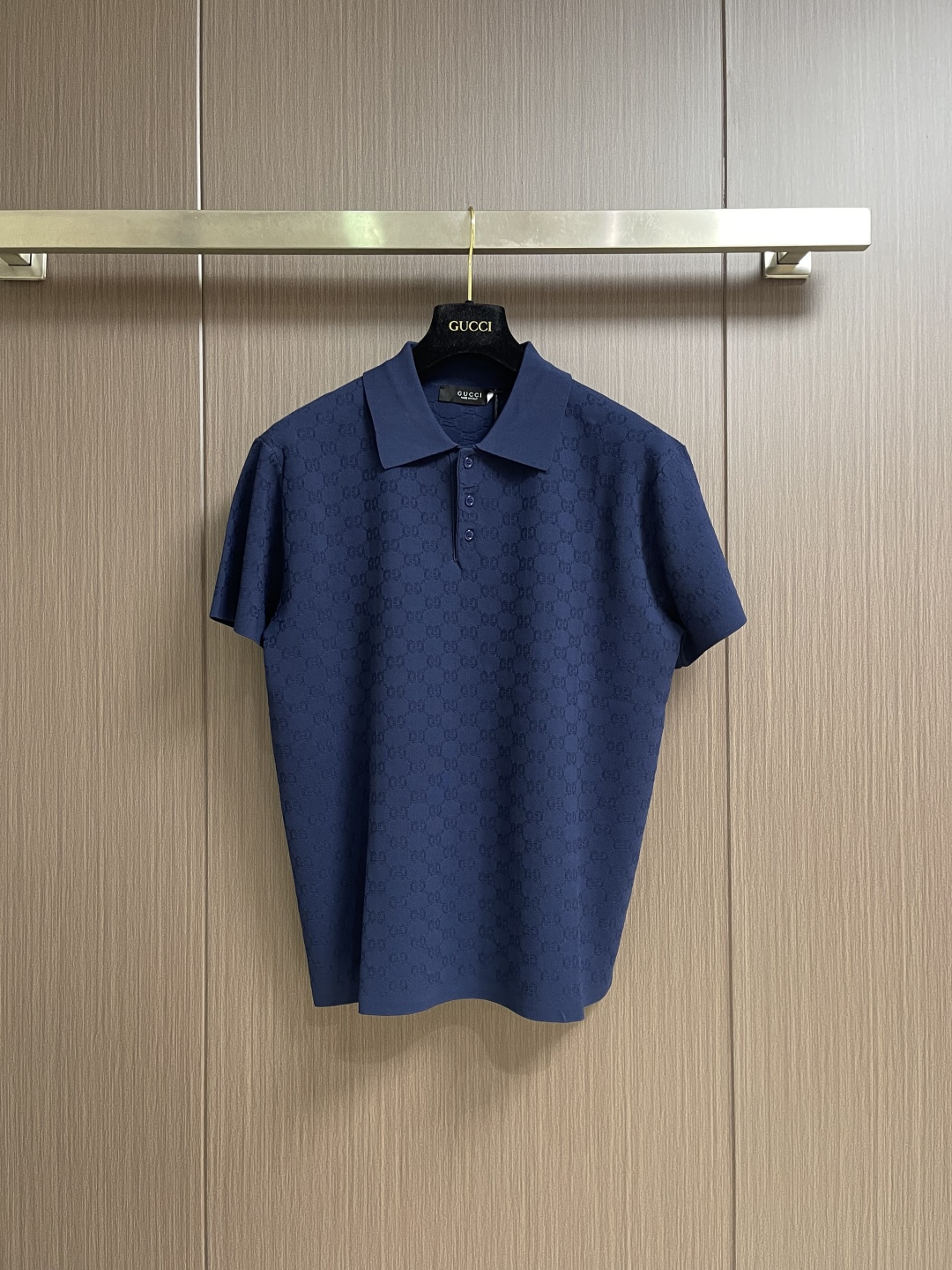 NO:928893,GUCCI GG all-over jacquard knitted polo shirt is made of Yilite technology jacquard fabric and is precisely woven with viscose fiber. It has better elasticity than ordinary fibers and feels cool and smooth. The yarn has been specially treated and weaved to prevent wrinkles and maintain a crisp texture. The product yield is extremely low and the scrap rate is high, highlighting the preciousness of the craftsmanship. Made from 16-needle double-sided knitting stitches imported from Germany, the fabric structure is stable and delicate. Generation  Explore the brand archive code and integrate design elements from different generations to compose a unique aesthetic chapter. The webbing element is reinterpreted in a modern style and embellished on basic ready-to-wear items to enhance the high-end texture and contemporary details. The silhouette of the shirt is classic, with dark blue jacquard running through the whole, highlighting  Showing low-key luxury. Collar design, neat lines, and short-sleeved tailoring, suitable for various occasions. The jacquard texture is exquisite and delicate to the touch, highlighting the brand's iconic elements. The webbing details are cleverly embellished on the body, enhancing the visual layering and showing the ultimate pursuit of details. Size SMLXL  Size S, length 68, bust 102, shoulder width 44, size M, length 70, bust 106, shoulder width 46, size L, length 72, bust 110, shoulder width 48, size XL, length 74, bust 114, shoulder width 50,,gucci,T-shirt,19860909GUCCI GG满印提花针织polo衫,采用伊力特技术提花面料,以粘胶纤维精密织造,弹性优于普通纤维,手感冰凉顺滑.纱线经特殊处理与织法,不易褶皱且保持挺括质感.产品成品率极低,报废率高,突显工艺珍贵.德国进口横机16针双面织针法打造,面料结构稳定细腻.Generation 探索品牌档案密码,将不同世代的设计元素融合一体,谱写出独特美学篇章.织带元素以现代风格重新演绎,点缀于基础成衣单品之上,提升高级质感与当代细节.衫廓形经典,以深蓝色提花贯穿整体,彰显低调奢华.衣领设计,线条利落,搭配短袖剪裁,适合多种场合.提花纹理精致,触感细腻,突显品牌标志性元素.织带细节在衣身巧妙点缀,增强视觉层次感,展现对细节的极致追求.尺码SMLXL S码 衣长68　 胸围102　 肩宽44 M码 衣长70　胸围106　 肩宽46 L码 衣长72　胸围110　肩宽48 XL码衣长 74　 胸围114　肩宽50,,gucci,T-shirt,,Men's clothing