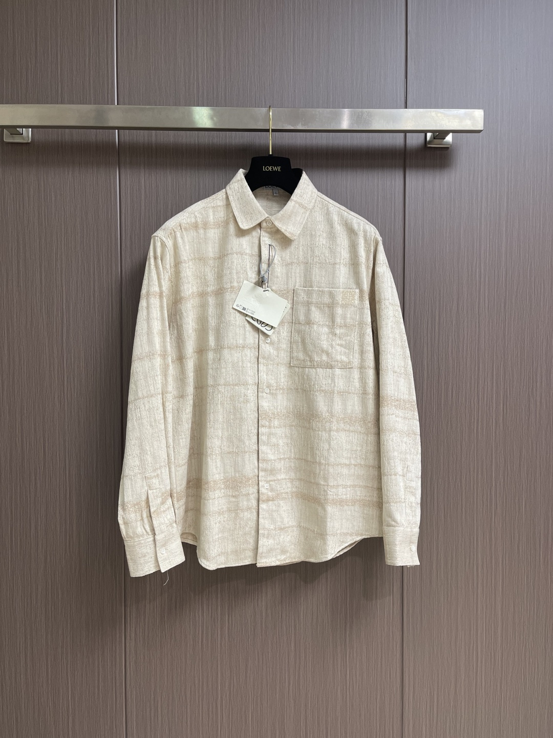 NO:929027,Tops shorts LOEWE  Pocket embroidered long-sleeved shirt and shorts suit. The fabric is made of the original custom-made woolen cotton jacquard fabric. It is heavy-weight, thick and crisp to the touch, and has a clear three-dimensional texture. The fabric is based on denim cloth and is woven with the brand's classic pattern through jacquard technology. With imported embroidery technology, the stitching is fine and fine.  The degree of saving is extremely high. The loose fit is neatly cut, the overall wiring is straight and delicate, the fabric is comfortable and soft, and the color is consistent without color difference. It can be matched with the same style to create a fashionable look and control various occasions. It is custom-woven and dyed, without any color difference from the original version. The craftsmanship is perfectly restored, with three complete standards and customized accessories.  Size 39-40-41-42 S-M-L-XL,,loewe,shorts,shirts,19860909上衣 短裤 LOEWE 口袋刺绣长袖衬衫短裤套装,面料采用原版一致定制粗纺棉纱大提花面料,克重克,手感厚实挺括,纹理立体清晰.面料以单宁布为基底,经大提花工艺织就品牌经典图案,配合进口刺绣工艺,针脚细密精致,细节还原度极高.宽松版型剪裁利落,整体走线平直细腻,面料舒适柔软,颜色一致无色差,能与同款搭配营造时尚造型,驾驭各种场合.定织定染,与原版无任何色差.匠心工艺完美还原,三标齐全,定制辅料. 尺码39-40-41-42 S-M-L-XL,,loewe,shorts,shirts,,Men's clothing