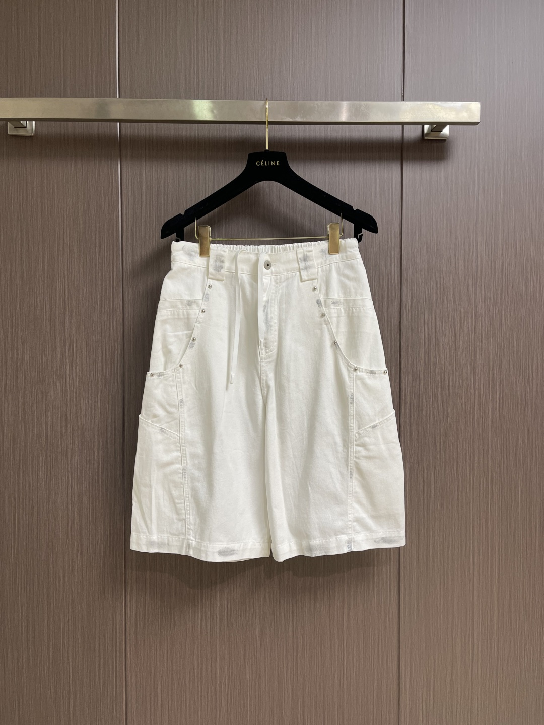 NO:928969,JIL SANDER  Heavy-duty rivet distressed white denim shorts, street work style summer pants, high-denim fabric, crisp and stylish, easy to take care of, selected heavy-weight washed white denim fabric, through gentle pre-washing process, stiff but not stiff, the upper body has a three-dimensional sense of drape, and will not collapse.  Legs; The fabric is breathable and wear-resistant, so you won’t feel sweaty when worn in midsummer. The pure white color is clean and refreshing, and is suitable for all kinds of bright and dark tops. The heavy-duty detailed design brings a retro and old-fashioned atmosphere. The waistband adopts a dual-structure design with a front button placket and a second half elastic waist, which can keep both  The workwear has a neat silhouette and can be freely adapted to the waistline, making it easy to put on and take off without restraint; the trousers are decorated with many shiny metal rivets, and the wiring is solid and firm, which enhances the coolness of the workwear; many places are hand-painted in silver and gray with old brush colors, giving it a retro worn texture, weakening the monotony of pure white, and making it niche.  Contrasting style. Multi-divided three-dimensional large patch pocket design, full of practical storage, rich layers of front and rear pockets, neat and precise stitching, smooth and durable inner metal zipper, details showing high-standard workmanship. Wide legs cut into five sections, super friendly to various body shapes. Size XSSML  XS waist 74, size 35, leg size 72, pant length 62, size S, waist size 78, size 36, leg size 74, trousers length 63, size M, size 82, size 37, leg size 76, length 64, size L, size 86 waist, size 38, leg size 78, size 65, jil sander,shorts,19860909JIL SANDER 重工铆钉做旧白牛仔五分短裤,街头工装风夏日神裤,高支牛仔面料,挺括有型好打理,精选重磅水洗白牛仔布料,经过柔和预水洗工艺,硬挺不僵硬,上身自带垂坠立体感,不会软塌贴腿；面料透气耐磨,盛夏穿着不闷汗,纯白色干净清爽,适配各种亮色、深色上衣.重工细节设计,复古做旧氛围感拉满,腰头采用前襟纽扣门襟+后半段松紧腰的双结构设计,既能保留工装利落版型,又能自由适配腰围,穿脱无束缚；裤身多处点缀亮面金属铆钉,走线扎实牢固,强化工装酷感；多处银灰手绘做旧刷色晕染,自带复古磨损质感,弱化纯白单调感,小众不撞款.多分割立体大贴袋设计,储物实用性拉满,前后袋型层次丰富,车线工整精密,内里金属拉链顺滑耐用,细节尽显高规格做工.阔腿五分剪裁,对各种身形超友好.尺码XSSML XS码腰围74　 档位35　 腿围72 裤长62 S码 腰围78　 档位36　 腿围74　 裤长63 M码 腰围82　 档位37　 腿围76　 裤长64 L码 腰围86　 档位38　 腿围78　 裤长65,,jil sander,shorts,,Men's clothing