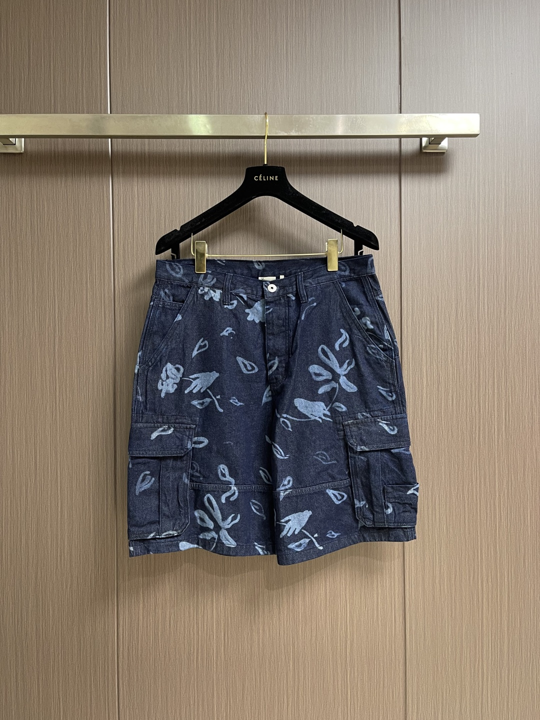NO:929047,Dior  The floral jacquard workwear denim shorts are made of the same color light blue flower printing process. The pattern is naturally and delicately dyed, and the color has strong adhesion. It is not easy to crack and fade after repeated washing. The three-dimensional workwear large pocket is equipped with split pressing technology, the bag shape is stable and not deformed, and the storage practicality is improved; the metal button on the placket is reinforced with multiple lock seams, and the waistband  , side seams, and trouser legs are all processed with dense overlocking, and the routing is neat and solid. The loose trousers are cut to accommodate all types of leg types, and there is no restriction in movement. The retro workwear style is matched with soft floral patterns, balancing toughness and casualness. It is suitable for daily wear and shirts, and has both appearance and practicality. The overall routing is made of comfortable and soft fabrics, with consistent colors and no color difference.  Can be matched with the same style to create a fashionable look, to suit various occasions, customized accessories, complete with three standards!  Size 4446485052 44 yards, pants length 56, hips 106, waist 76, 46 yards, pants length 56.5, hips 110, waist 80, 48 yards, pants length 57, hips 114, waist 84, size 50, pants length 57.5, hips 118, waist 88, size 52  Pants length 58, hips 122, waist 92, dior, shorts, shirts,19860909Dior 花卉提花工装牛仔短裤,通体采用同色系浅蓝花卉印花工艺,图案晕染自然细腻,色彩附着力强,多次水洗不易开裂掉色.立体工装大口袋搭配分割压线工艺,袋型稳固不变形,提升储物实用性；门襟金属纽扣搭配多道锁缝加固,腰头、侧缝、裤脚均做密拷锁边处理,走线工整扎实.宽松裤型剪裁包容各类腿型,活动无束缚,复古工装风格搭配柔和花卉纹样,平衡硬朗与休闲感,日常搭、衬衫都很适配,兼具颜值与实穿性.整体走线平面料舒适柔软,颜色一致无色差 能与同款搭配营造时尚造型,驾驭各种场合,定制辅料,三标齐全！尺码4446485052 44码 裤长56　臀围106　 腰围76 46码 裤长56.5　 臀围110　 腰围80 48码 裤长57　臀围114　 腰围84 50码 裤长57.5　 臀围118　 腰围88 52码 裤长58　臀围122　 腰围92,,dior,shorts,shirts,,Men's clothing