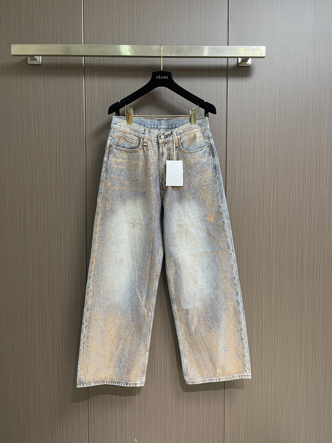 NO:928970,Acne studios gilt wide-leg jeans, light blue denim base + hand-finished gilt dyeing, high-waisted straight wide legs, flattering all leg shapes. Paired with a white T for daily use, it looks like a relaxed blogger, with a short top, it looks like a hot girl, and with a suit, it looks elegant for commuting. Size XSSMLXLXXL  Waist 72 Size M, length 110 Hips 108 Waist 76 Size L, length 111.5 Hips 112 Waist 80 Size XL, length 113 Hips 116 Waist 84 Size XXL Length 114.5 Hips 120 Waist 88,,acne studios,dior,jeans,business suit,19860909Acne studios 鎏金阔腿牛仔裤,浅蓝牛仔基底+手工感鎏金晕染,高腰直筒阔腿,修饰所有腿型,日常搭白T是松弛感博主,搭短上衣是辣妹,搭西装是通勤贵气感. 尺码XSSMLXLXXL XS码 裤长107　 臀围100　 腰围68 S码 裤长108.5　 臀围104　 腰围72 M码 裤长110　臀围108　 腰围76 L码 裤长111.5　 臀围112　 腰围80 XL码裤长113　臀围116　 腰围84 XXL码 裤长114.5　臀围120　 腰围88,,acne studios,dior,jeans,business suit,,Men's clothing