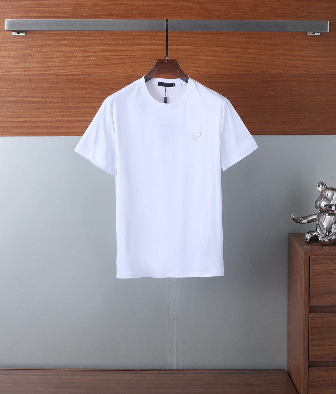 NO:155516,PRADA double-sided liquid ammonia cotton. The fabric is soft, comfortable and breathable, and a classic and versatile model. Simple logo letter embroidery design. Combined style. The neckline is slightly fitting to the neck. The upper body is straight and more fashionable. The overall upper body feels not too tight or too loose. It is very friendly to the figure. It is easy to wear and versatile and classic and out of date!  The surface has a warm luster. The upper body makes the skin more comfortable to contact the fabric. The upper body is very high-end, skin-friendly and breathable, crisp and stylish. Orders of full-quality. Color Black White Size M-3XL /25810 Try on 172-145. Appropriate wear, prada, prada, alexander wang19860909PRADA普拉达双面液氨棉 .面料柔软舒适透气,经典百搭款 简约标志字母刺绣的设计 合体的版型 领口微微贴合颈部 上身挺拔而更具时尚感 整体上身感不会过紧或者过松 对身材很友好 好穿又百搭经典不过时！ 表面有着温润的光泽感 上身让皮肤接触面料更加舒适. 上身很高档 亲肤透气,挺括有型 全品相的订单 . 颜色 黑色 白色尺码M-3XL /25810 试穿172-145 穿L合适,,prada,prada,alexander wang,Men's clothing