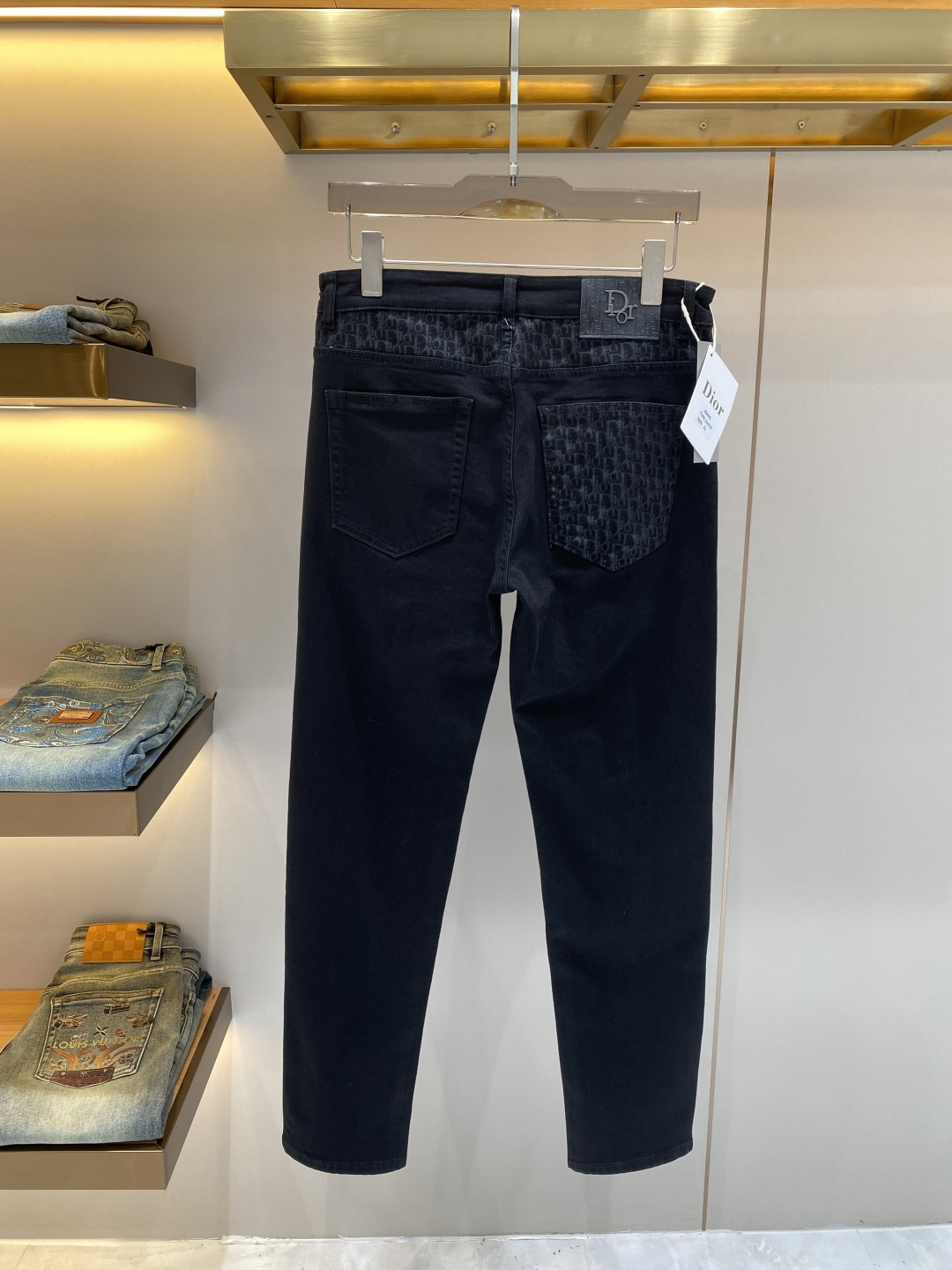 NO:734580,'DI Jia' 2026 latest jeans, best-selling counters, shared taste and value, very comfortable to wear, low-key yet luxurious, very classy to wear, and the trousers style and tailoring are needless to say. The upper body is exquisite and vivid. Real first-class top quality materials. Really top-level casual pants, using Turkish cotton to produce the most famous denim fabric. The quality is outstanding. After heavy washing, the pants are very soft, not picky, and the upper body is absolutely stylish and extremely luxurious!  Size 29-36 next day, dior,jeans,19860909《迪家》 2026最新品牛仔裤 专柜热销款 品味与价值共享 身穿着非常舒适 低调不失奢华 穿出去非常有档次,裤型款式和裁剪亦无需多言 上身精致跃然.真正一等一顶级质料 真正殿堂级的休闲裤,选用土耳其的棉花 生产出最有名的单宁布 品质卓然 经过重水洗使得裤子很柔软 不挑人 上身绝对的有型 极度奢华！码数29-36隔天,,dior,jeans,,Men's clothing