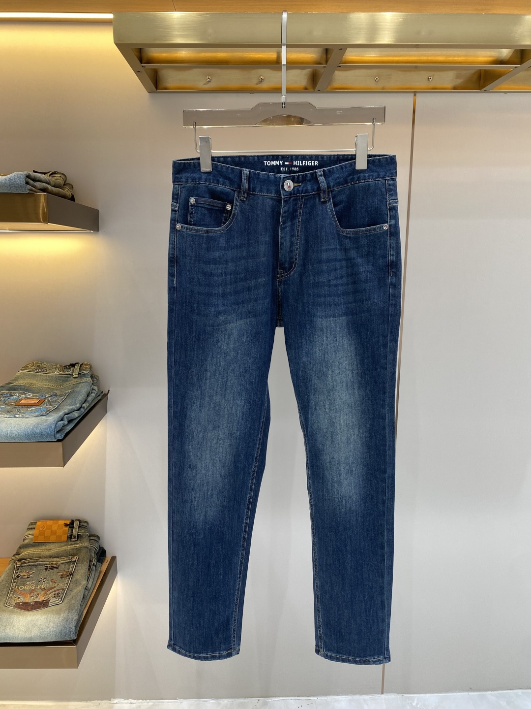 NO:734586,'Tommy's House' 2026 latest jeans, best-selling counters, shared taste and value, very comfortable to wear, low-key yet luxurious, very classy to wear, and the trousers style and tailoring need no introduction. The upper body is exquisite and vivid. Real first-class top quality materials. Really top-level casual pants, using Turkish cotton to produce the most famous denim fabric. The quality is outstanding. After heavy washing, the pants are very soft, not picky, and the upper body is absolutely stylish and extremely luxurious!  Code number 29-36 next day,,jeans,19860909《汤米家》 2026最新品牛仔裤 专柜热销款 品味与价值共享 身穿着非常舒适 低调不失奢华 穿出去非常有档次,裤型款式和裁剪亦无需多言 上身精致跃然.真正一等一顶级质料 真正殿堂级的休闲裤,选用土耳其的棉花 生产出最有名的单宁布 品质卓然 经过重水洗使得裤子很柔软 不挑人 上身绝对的有型 极度奢华！码数29-36隔天,,jeans,,Men's clothing