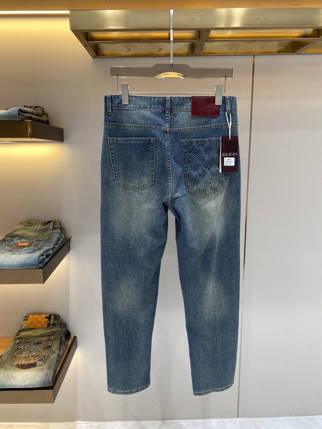 NO:734572,'Gujia' 2026 spring hot new products are available. The best jeans in physical stores. Original goods, the highest version of European imported fabrics on the market. Comfortable, soft and skin-friendly, with super upper body effect, fashionable and versatile. fzh is straight and stylish, a wardrobe must-have!  Suitable for any occasion. Sizes: 29-36, Gucci, Jeans,19860909《古家》 2026春款爆款新品 有售 实体店极品牛仔裤 原版好货,市场最高版本的欧洲进口面料.舒适柔软亲肤,上身效果超级棒时尚百搭 fzh笔挺有型,衣橱必备！适合任何场合穿着 尺码:29-36隔天,,gucci,jeans,,Men's clothing