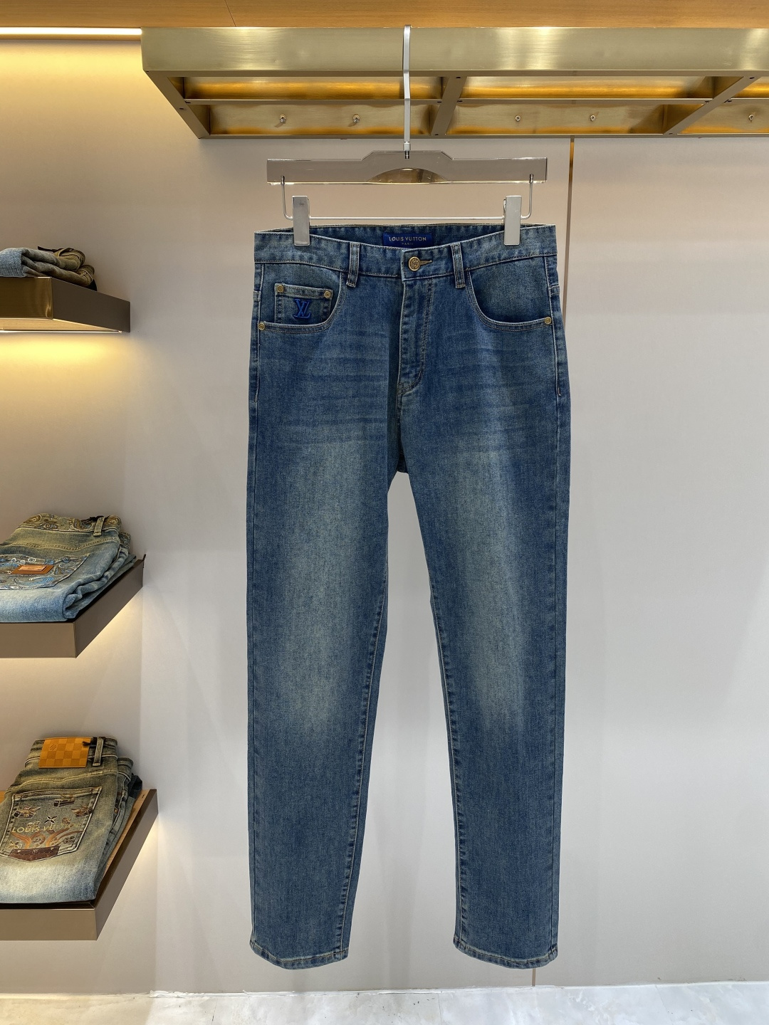 NO:734578,'Donkey Family' 2026 spring hot new products are available. The best jeans in physical stores. Original goods, the highest version of European imported fabrics on the market. Comfortable, soft and skin-friendly, with super upper body effect, fashionable and versatile. fzh is straight and stylish, a wardrobe must-have!  Suitable for any occasion. Sizes: 29-36, Louis Vuitton, Louis Vuitton, Jeans,19860909《驴家》 2026春款爆款新品 有售 实体店极品牛仔裤 原版好货,市场最高版本的欧洲进口面料.舒适柔软亲肤,上身效果超级棒时尚百搭 fzh笔挺有型,衣橱必备！适合任何场合穿着 尺码:29-36隔天,,louis vuitton,louis vuitton,jeans,,Men's clothing