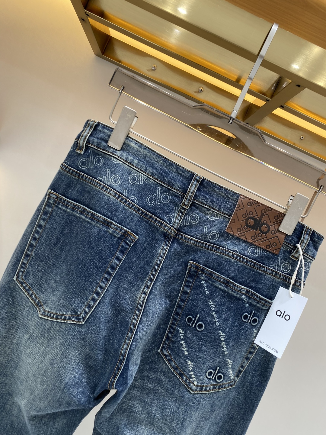 支持年后售后✅ 《𝙉𝙚𝙬🖤❤️alo 家》2026春款水洗休闲牛仔裤，进口原版水洗弹力面料，舒适有弹性，