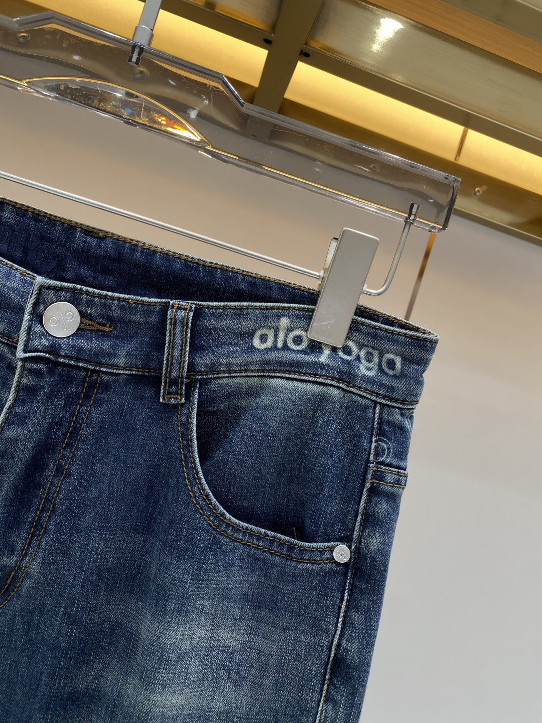 支持年后售后✅ 《𝙉𝙚𝙬🖤❤️alo 家》2026春款水洗休闲牛仔裤，进口原版水洗弹力面料，舒适有弹性，