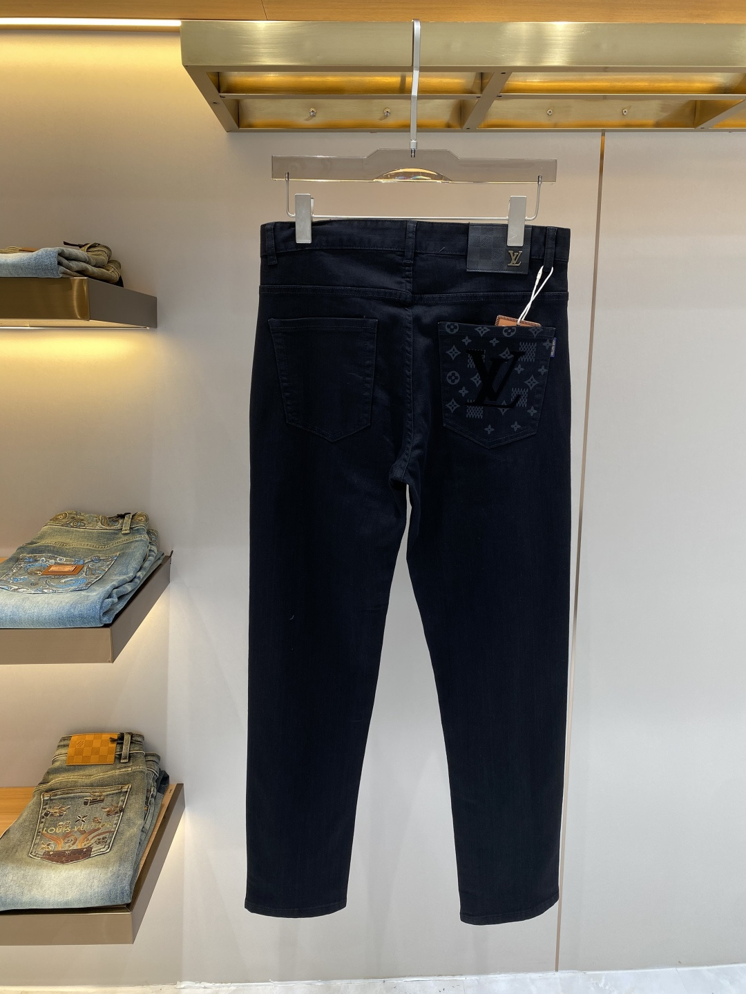 NO:734584,'Donkey Family' 2026 latest jeans, best-selling counters, shared taste and value, very comfortable to wear, low-key yet luxurious, very classy to wear, and the trousers style and cut are needless to say. The upper body is exquisite and vivid. Real first-class top quality materials. Really top-level casual pants, using Turkish cotton to produce the most famous denim fabric. The quality is outstanding. After heavy washing, the pants are very soft, not picky, and the upper body is absolutely stylish and extremely luxurious!  Code number 29-36 next day,,louis vuitton,louis vuitton,jeans,19860909《驴家》 2026最新品牛仔裤 专柜热销款 品味与价值共享 身穿着非常舒适 低调不失奢华 穿出去非常有档次,裤型款式和裁剪亦无需多言 上身精致跃然.真正一等一顶级质料 真正殿堂级的休闲裤,选用土耳其的棉花 生产出最有名的单宁布 品质卓然 经过重水洗使得裤子很柔软 不挑人 上身绝对的有型 极度奢华！码数29-36隔天,,louis vuitton,louis vuitton,jeans,,Men's clothing