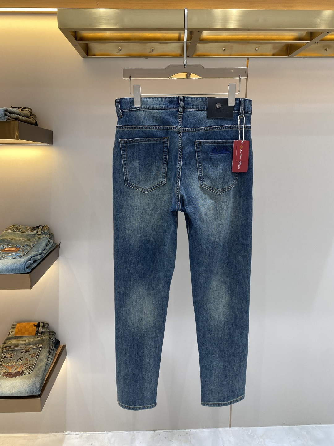 NO:734542,'LP Home' 2026 latest jeans, best-selling counters, shared taste and value, very comfortable to wear, low-key yet luxurious, very classy to wear, and the trousers style and tailoring need no introduction. The upper body is exquisite and vivid. Real first-class top quality materials. Really top-level casual pants, using Turkish cotton to produce the most famous denim fabric. The quality is outstanding. After heavy washing, the pants are very soft, not picky, and the upper body is absolutely stylish and extremely luxurious!  Size 29-36 next day,,loro piana,jeans,19860909《LP家》 2026最新品牛仔裤 专柜热销款 品味与价值共享 身穿着非常舒适 低调不失奢华 穿出去非常有档次,裤型款式和裁剪亦无需多言 上身精致跃然.真正一等一顶级质料 真正殿堂级的休闲裤,选用土耳其的棉花 生产出最有名的单宁布 品质卓然 经过重水洗使得裤子很柔软 不挑人 上身绝对的有型 极度奢华！码数29-36隔天,,loro piana,jeans,,Men's clothing