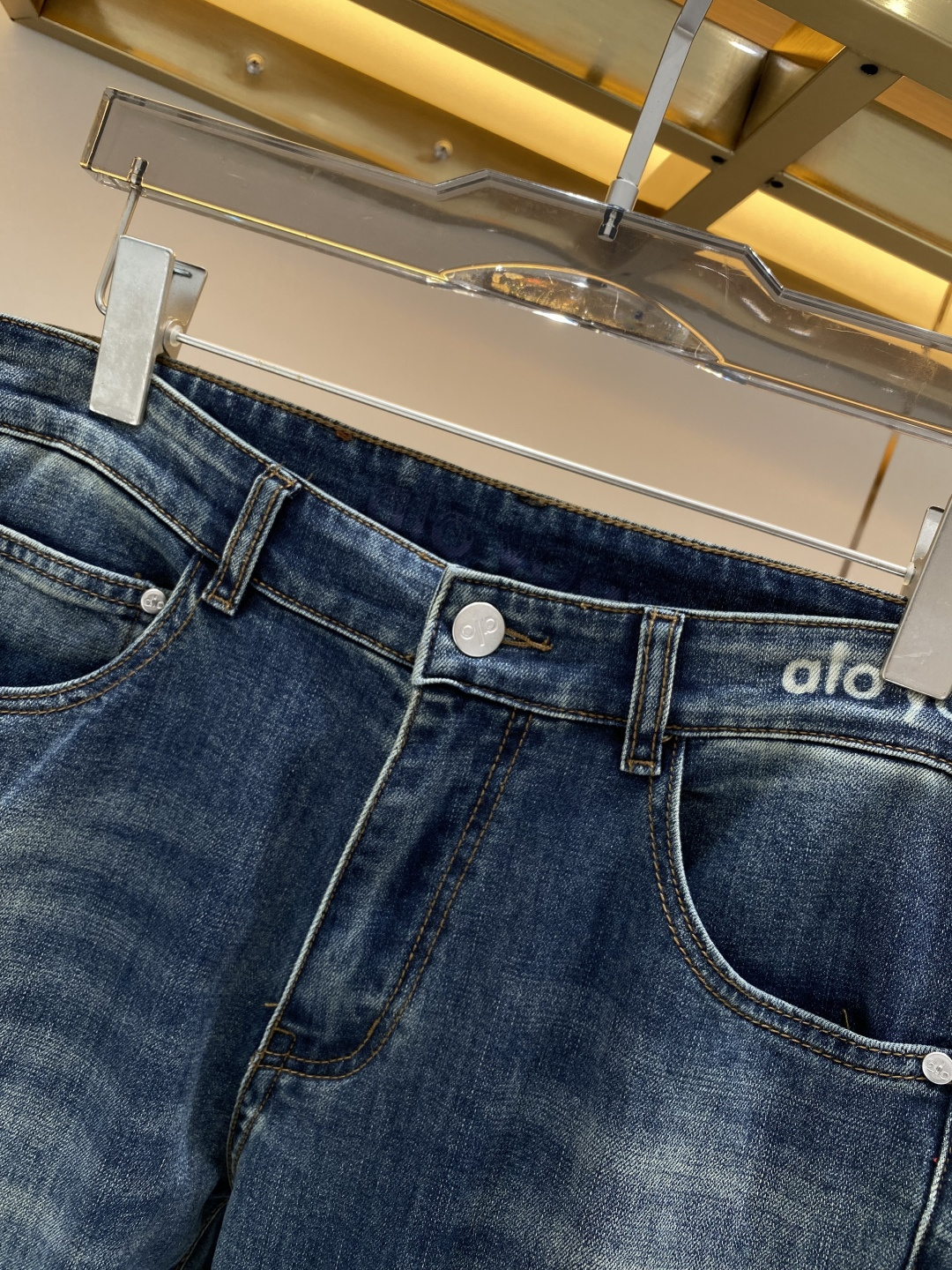支持年后售后✅ 《𝙉𝙚𝙬🖤❤️alo 家》2026春款水洗休闲牛仔裤，进口原版水洗弹力面料，舒适有弹性，