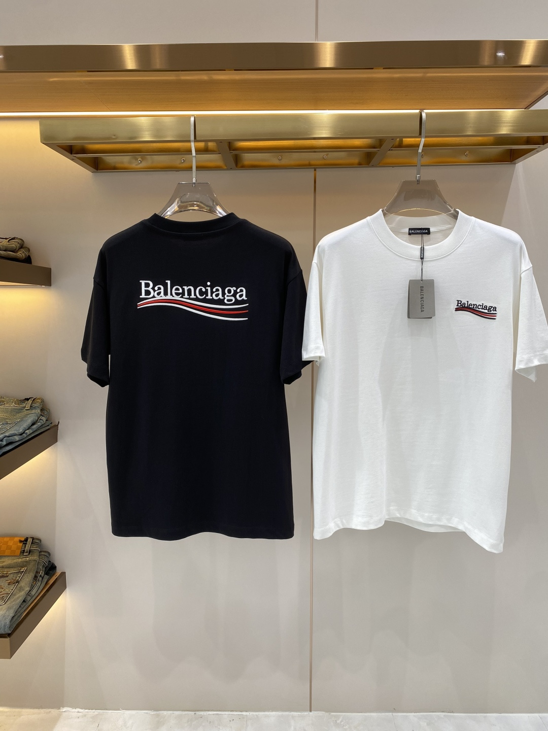 NO:734566,'Paris Home' 2026 new launch counter latest short-sleeved round neck T-shirt, high-end custom design, avant-garde and fashionable!  Embroidery brand logo process design, high-end customized fabrics. Soft feel. Comfortable to wear. Counter-level exquisite stitching. Fine workmanship. The upper body effect is incomparably handsome!  A must-have item for a stylish man!  Size S-XXL next day,,balenciaga,T-shirt,tees,t-shirt,19860909《巴黎家》 2026新款首发专柜最新款短袖圆领T恤 高端订制 设计前卫时尚！刺绣品牌logo工艺设计 高端定制面料.手感柔软.穿着舒适.专柜级别精致车线.做工精细.上身效果无敌帅气！型男必备单品！码数S-XXL 隔天,,balenciaga,T-shirt,tees，t-shirt,,Men's clothing