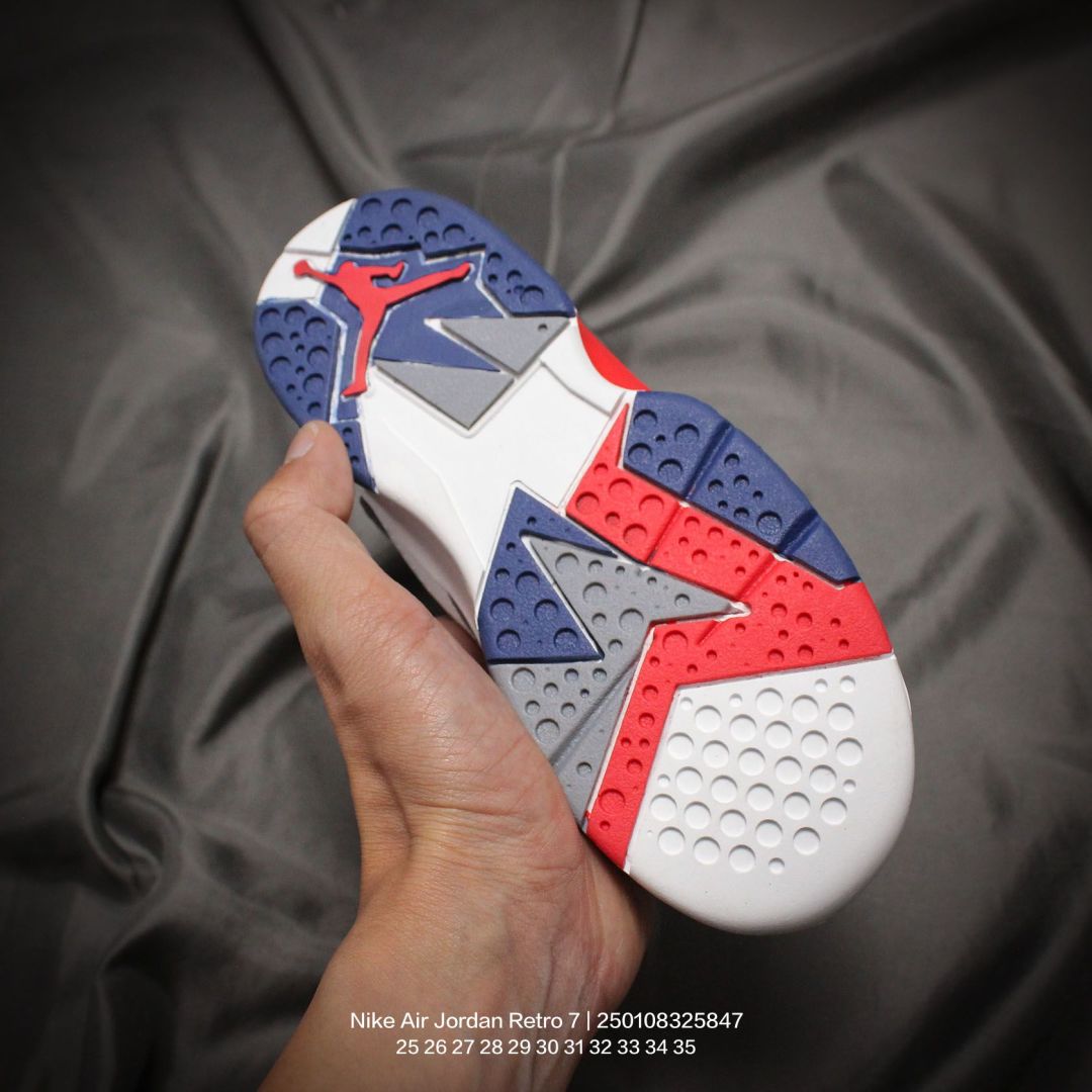 图片[5]-Jordan/乔丹 中大童学生的潮流童鞋❗️潮爹潮妈追寻的单品🎁采用贴膜牛培皮革鞋面材质，中底钢印及缜密拉帮效果❗️耐克乔丹Nike Air Jordan Retro 7乔丹AJ7代中帮复古休闲文化篮球鞋\” 类型：童鞋 尺码：25 26 27 28 29 30 31 32 33 34 35-选品中心