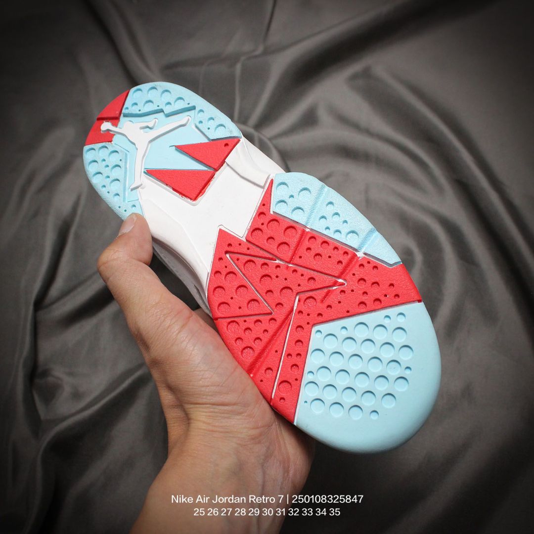 图片[5]-Jordan/乔丹 中大童学生的潮流童鞋❗️潮爹潮妈追寻的单品🎁采用贴膜牛培皮革鞋面材质，中底钢印及缜密拉帮效果❗️耐克乔丹Nike Air Jordan Retro 7乔丹AJ7代中帮复古休闲文化篮球鞋\” 类型：童鞋 尺码：25 26 27 28 29 30 31 32 33 34 35-选品中心