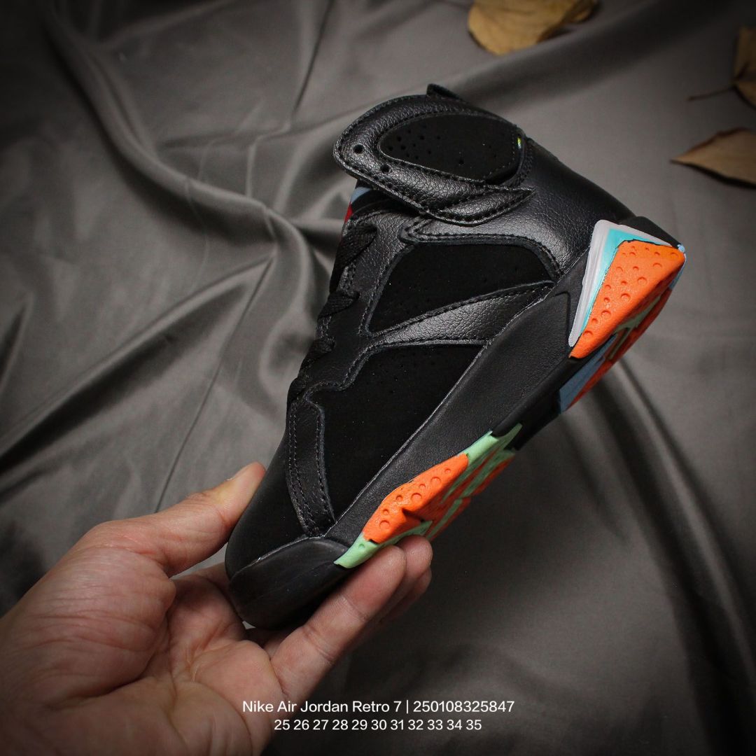 图片[3]-Jordan/乔丹 中大童学生的潮流童鞋❗️潮爹潮妈追寻的单品🎁采用贴膜牛培皮革鞋面材质，中底钢印及缜密拉帮效果❗️耐克乔丹Nike Air Jordan Retro 7乔丹AJ7代中帮复古休闲文化篮球鞋\” 类型：童鞋 尺码：25 26 27 28 29 30 31 32 33 34 35-选品中心