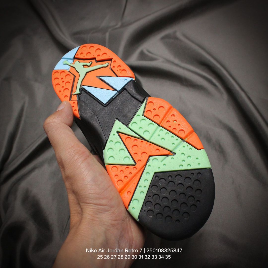 图片[5]-Jordan/乔丹 中大童学生的潮流童鞋❗️潮爹潮妈追寻的单品🎁采用贴膜牛培皮革鞋面材质，中底钢印及缜密拉帮效果❗️耐克乔丹Nike Air Jordan Retro 7乔丹AJ7代中帮复古休闲文化篮球鞋\” 类型：童鞋 尺码：25 26 27 28 29 30 31 32 33 34 35-选品中心