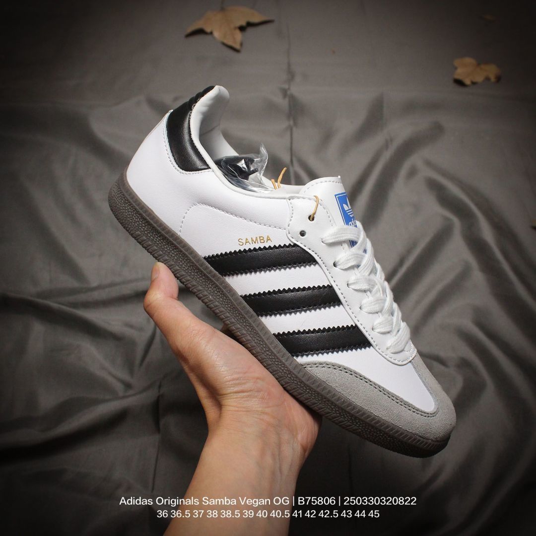 Adidas/阿迪达斯 原楦原纸版数据开发,采用软质牛剖革组合翻毛皮鞋面材质,内环保海玻璃鞋垫,外置国标5级耐磨橡胶大底❗️带你回味最原始的永远经典,阿迪达斯/三叶草Adidas Originals Samba Vegan OG"SPD"桑巴舞系列绅士德训足球风百搭低帮休闲运动板鞋 B75806 类型:男女鞋 编码:250330320.822