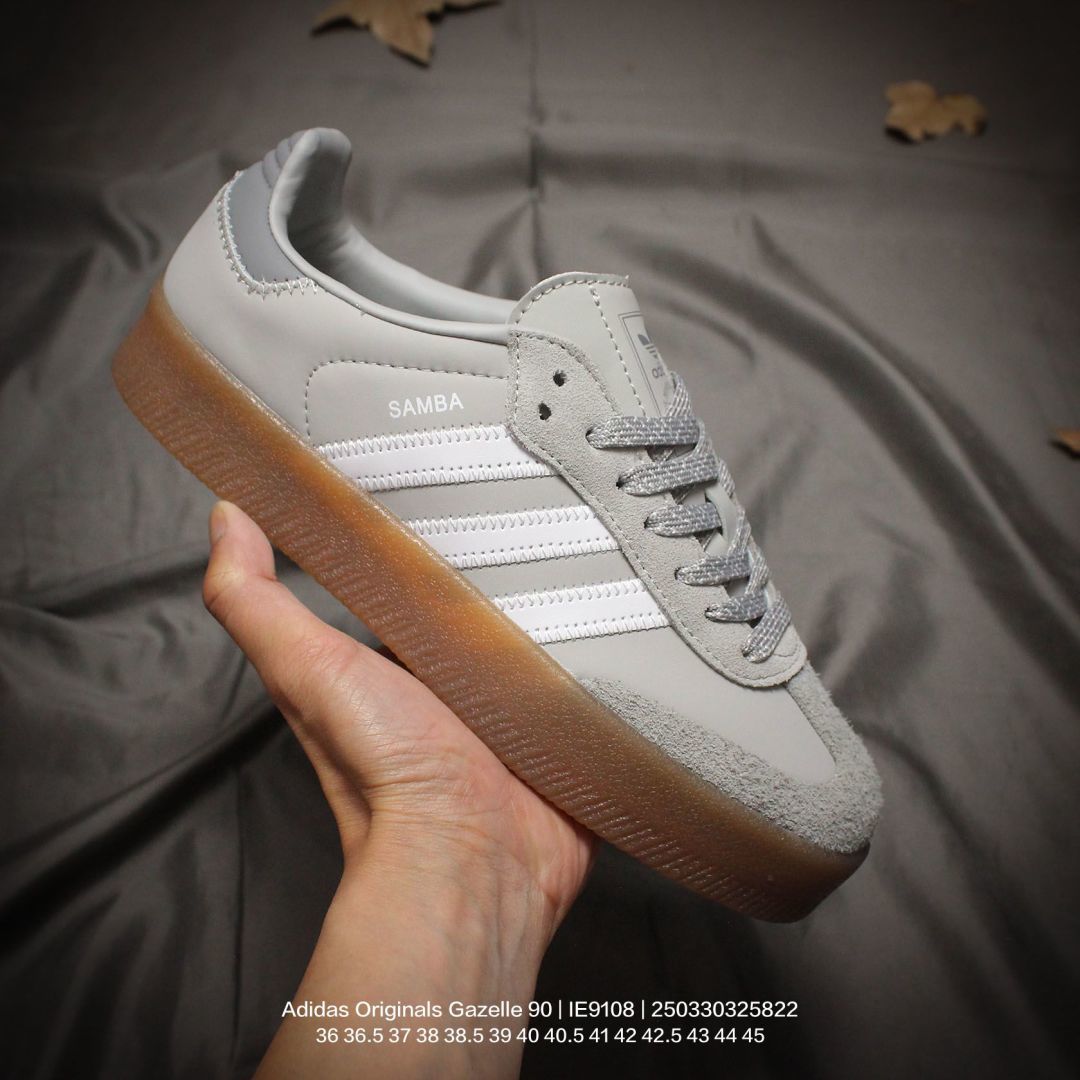 Adidas/阿迪达斯 德训系列 男女鞋真标半码制,原楦开发版型,采用猪巴革组合环保纤维革鞋面材质,内环保海玻璃鞋垫,外置RB橡胶大底❗️将复古进行到底,Valentine"s Day情人节配色!阿迪达斯Adidas Originals Gazelle 90 羚羊90复刻版系列复古百搭德训风低帮休闲运动板鞋“ IE9108 类型:男女鞋 编码:250330325.822