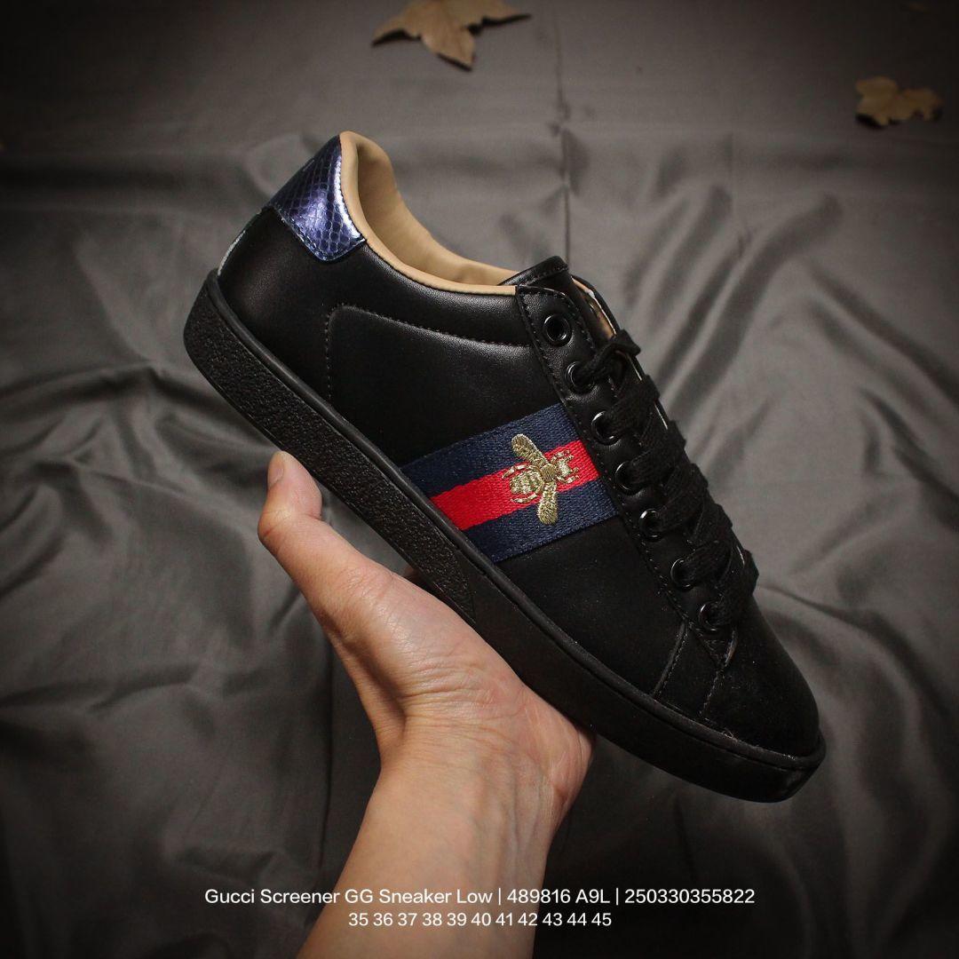 💰140
GUCCI/古驰 男女鞋广东原产品质，采用软感磨砂小牛皮及丹宁面料鞋面材质(轻度磨破做旧效果!!)，饰金属双G椭圆形珐琅细节，正确抓绒毛巾绒内里及皮革灌塑PU乳胶脚垫，外置做旧效果双层TPU防变形橡胶大底❗️意大利时装奢饰品牌·古驰Gucci Screener GG Sneaker Low 经典原型系列复古百搭老爹做旧休闲板 489816 A9L

类型：女鞋
码数：35 36 37 38 39 40
编码：250330355.822