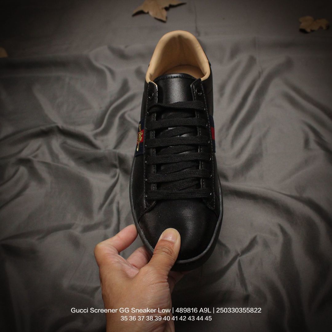 💰140
GUCCI/古驰 男女鞋广东原产品质，采用软感磨砂小牛皮及丹宁面料鞋面材质(轻度磨破做旧效果!!)，饰金属双G椭圆形珐琅细节，正确抓绒毛巾绒内里及皮革灌塑PU乳胶脚垫，外置做旧效果双层TPU防变形橡胶大底❗️意大利时装奢饰品牌·古驰Gucci Screener GG Sneaker Low 经典原型系列复古百搭老爹做旧休闲板 489816 A9L

类型：女鞋
码数：35 36 37 38 39 40
编码：250330355.822